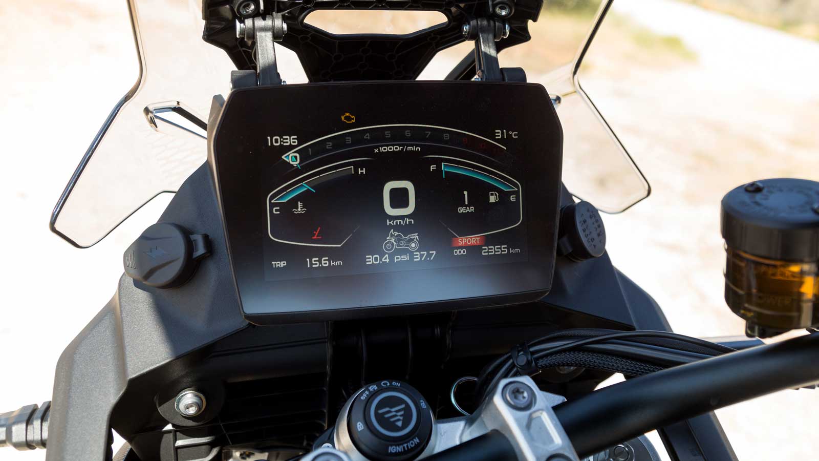 Οθόνη TFT 7 ιντσών με πληθώρα ενδείξεων.