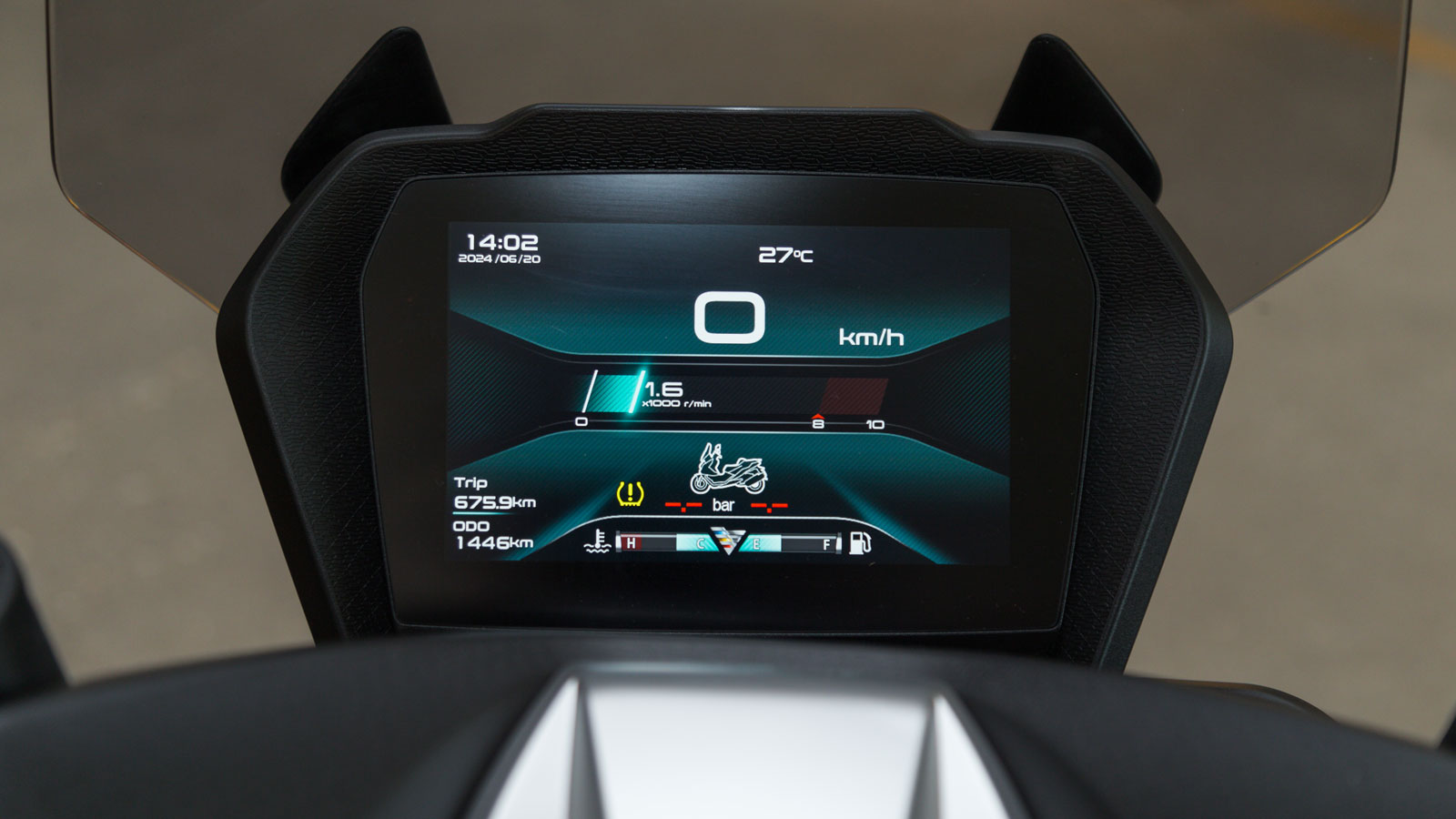 Η TFT οθόνη 7 ιντσών είναι ευκρινής, με επιλογές εμφάνισης, σύνδεση μέσω Bluetooth, πλοήγηση turn-by-turn και σύστημα TPMS για την πίεση των ελαστικών