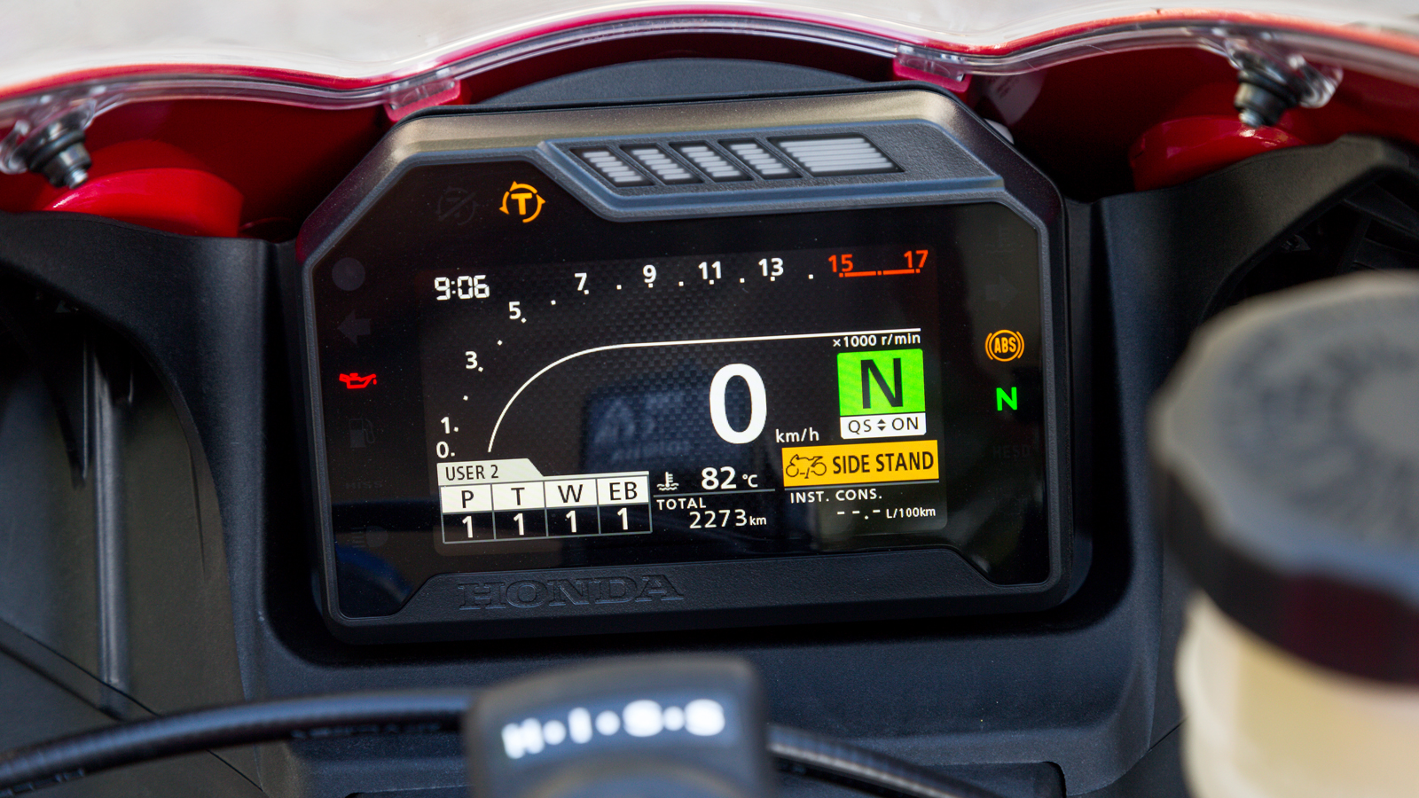 Έγχρωμη TFT με 3 θέματα απεικόνισης, lap timer αλλά σχετικά μικρό μέγεθος.