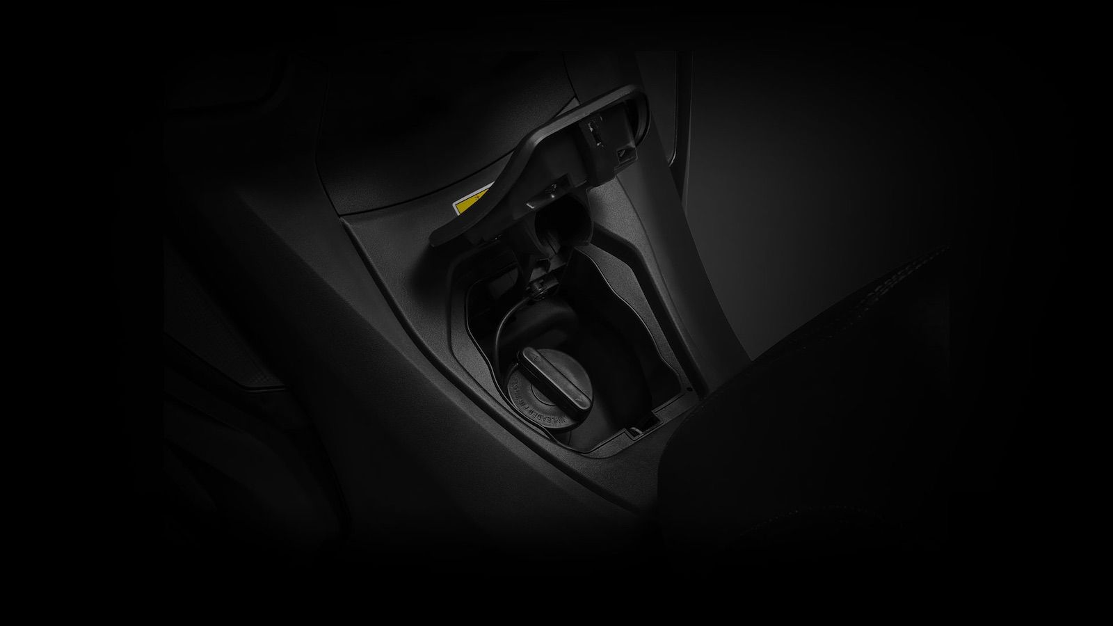  Το ρεζερβουάρ 8 λίτρων βρίσκεται χαμηλά ανάμεσα στα πόδια του αναβάτη, διευκολύνοντας τον ανεφοδιασμό και συμβάλλοντας στη σωστή κατανομή βάρους. 