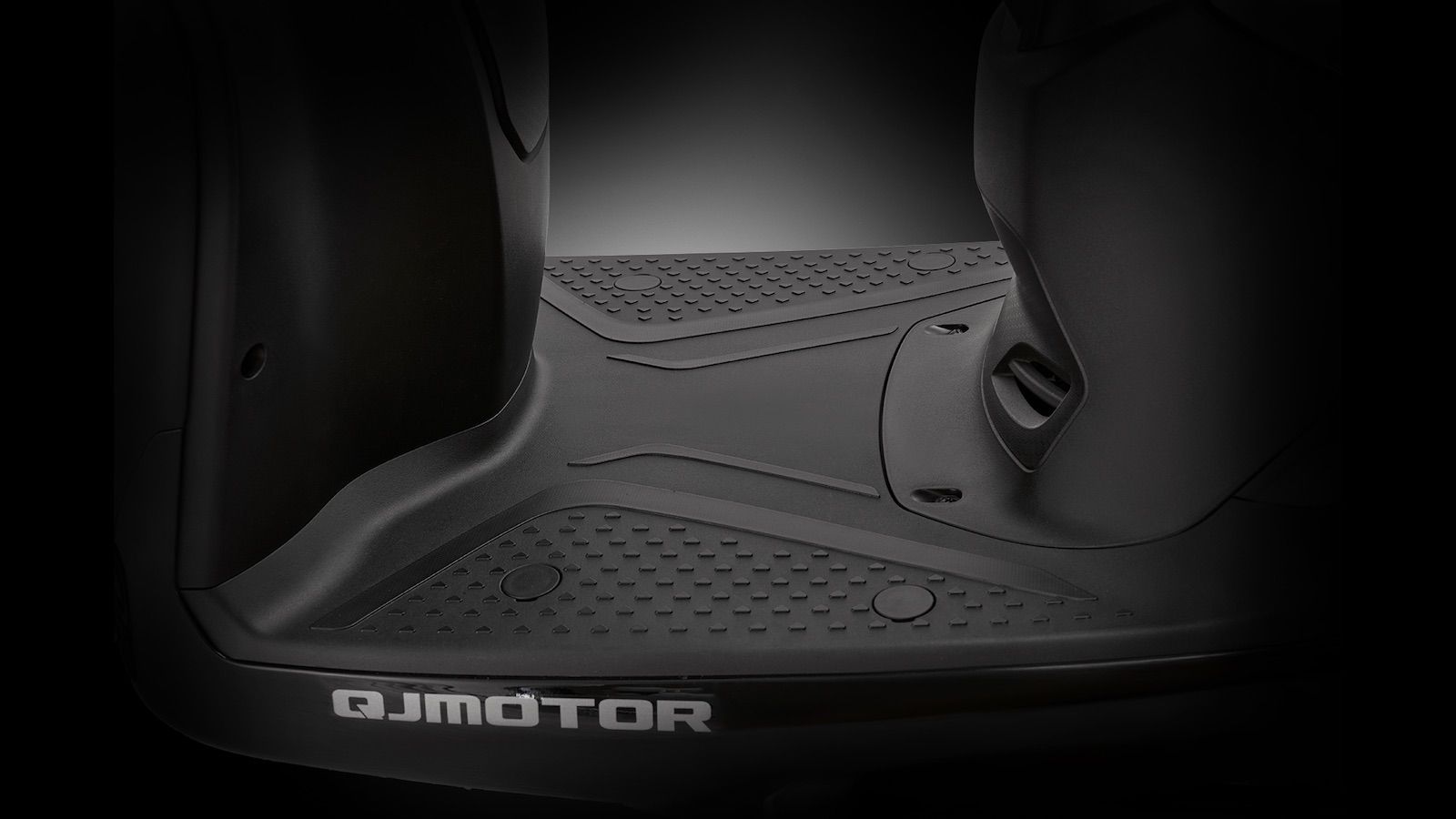 QJMotor SQ16 125 ABS/TCS TOP-BOX: Απλετοι χώροι και χαμηλή κατανάλωση