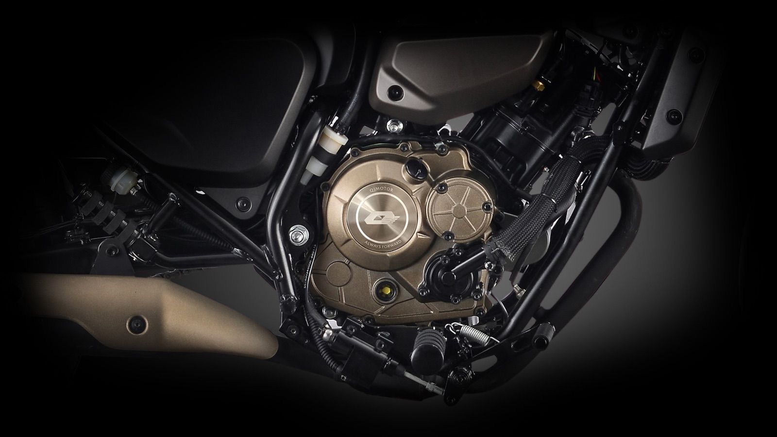 QJMotor SRV 125 ABS: Ρετρό με αυτονομία που σε βγάζει όλη την εβδομάδα