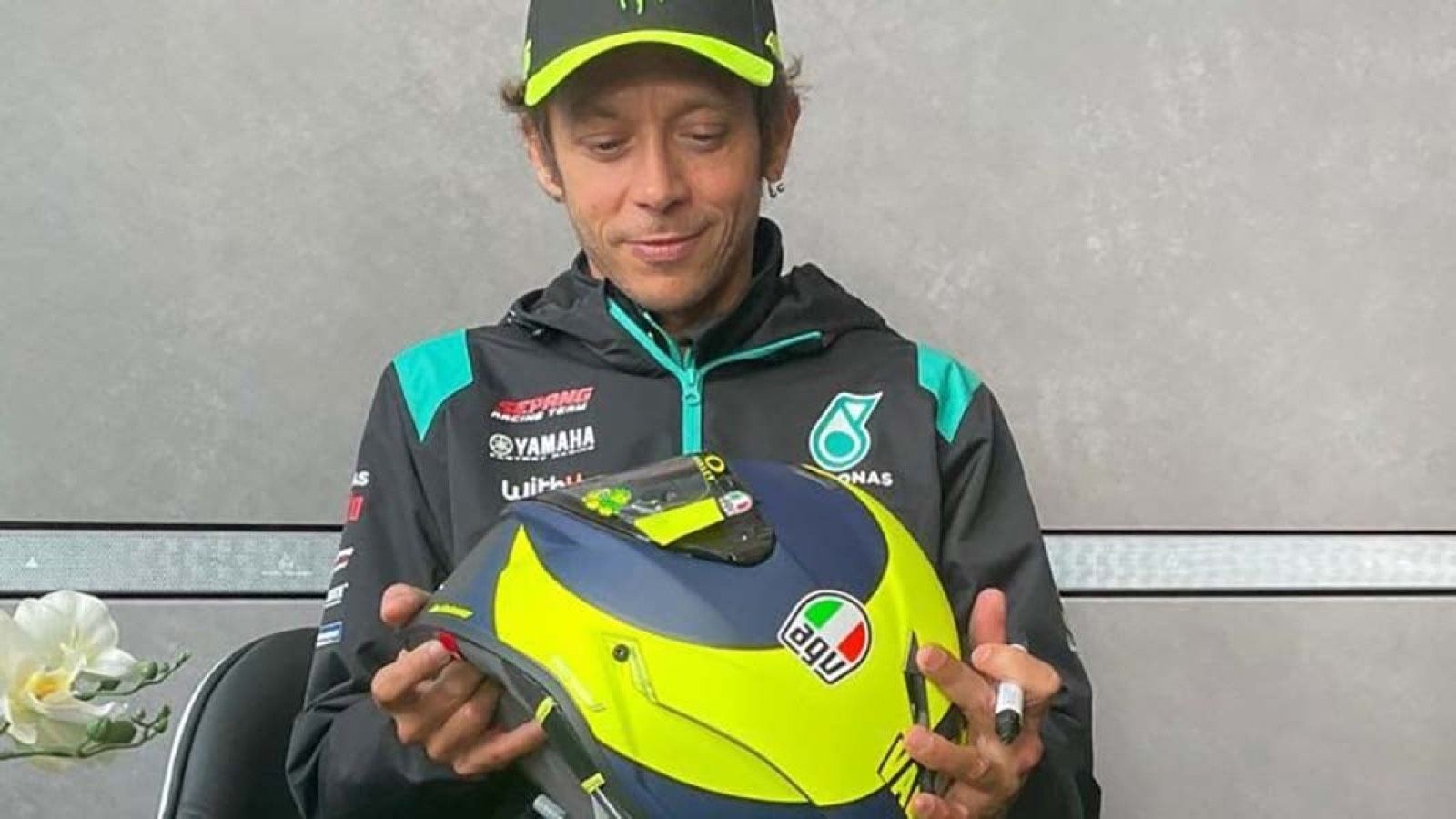 Το κράνος του Valentino Rossi ανάσα ανακούφισης για τους πλημμυροπαθείς