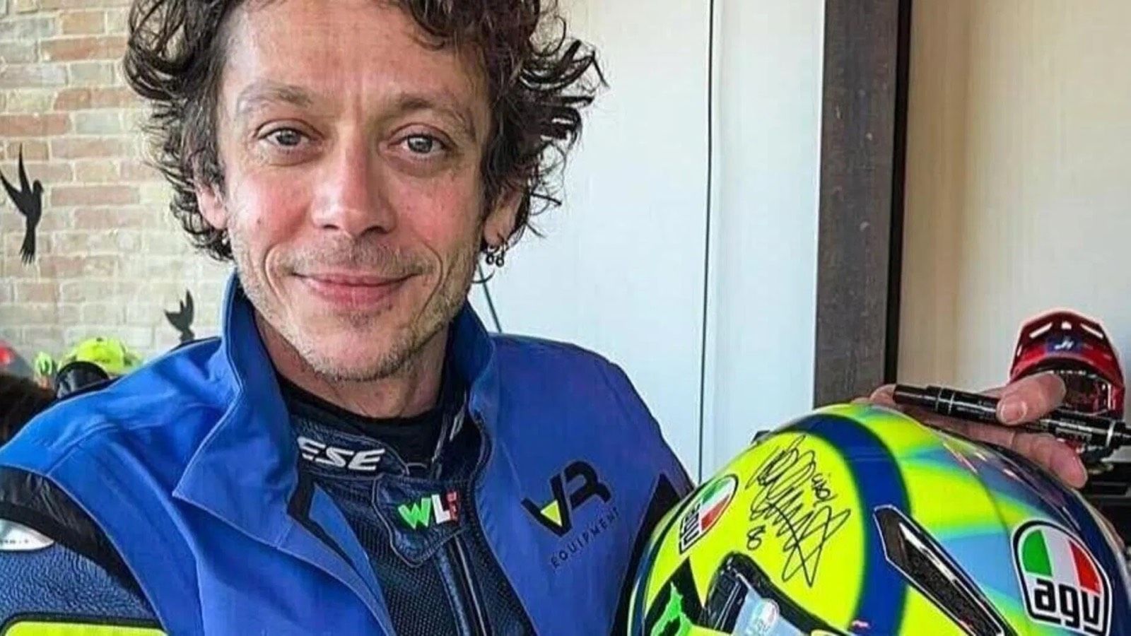 Το κράνος του Valentino Rossi ανάσα ανακούφισης για τους πλημμυροπαθείς