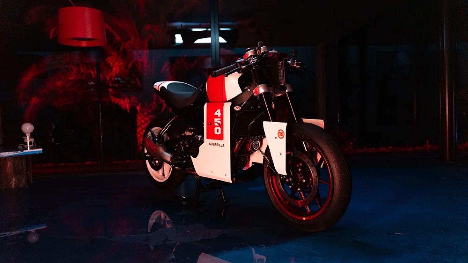 Royal Enfield Guerilla 450 Ultra: Δυστοπικό caferacer με ελληνική πινελιά