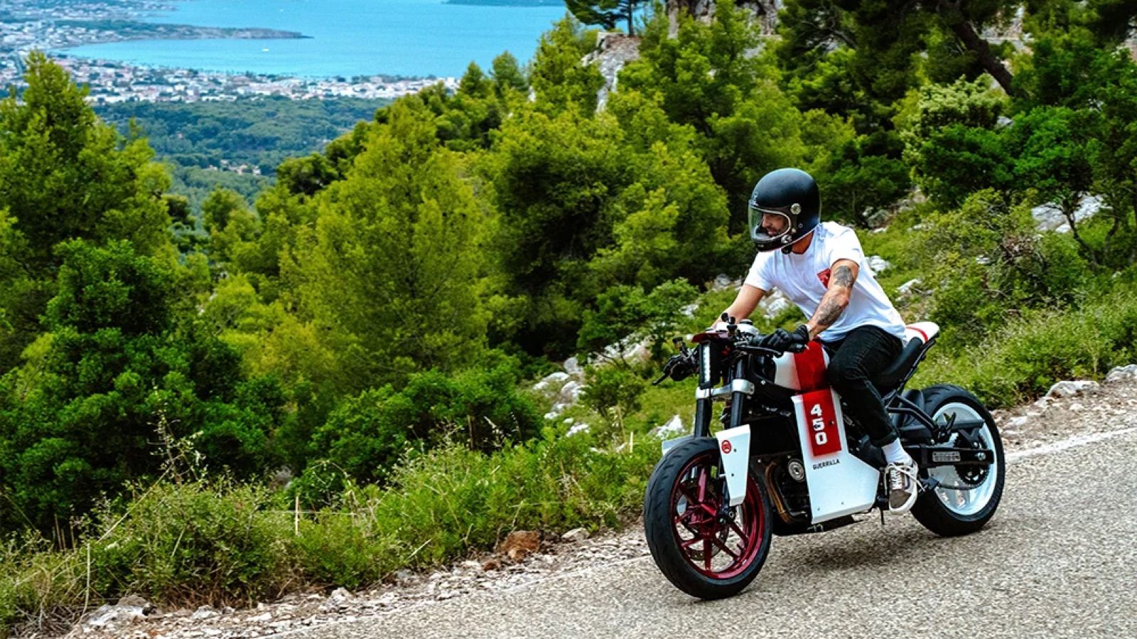 Royal Enfield Guerilla 450 Ultra: Δυστοπικό caferacer με ελληνική πινελιά