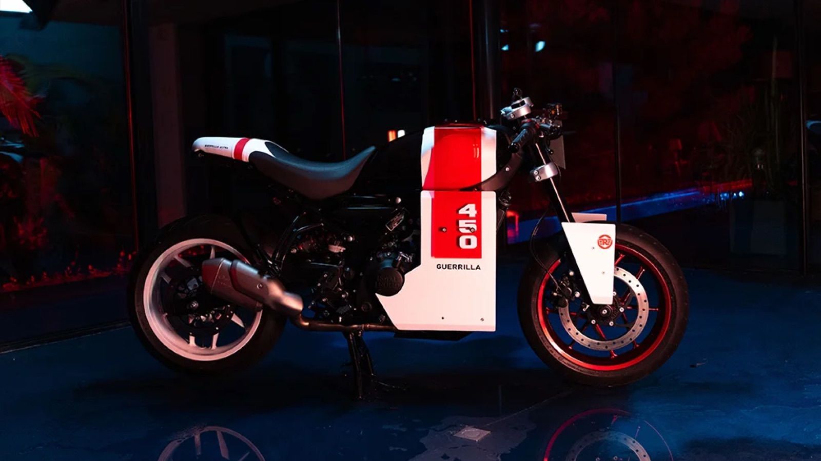 Royal Enfield Guerilla 450 Ultra: Δυστοπικό caferacer με ελληνική πινελιά