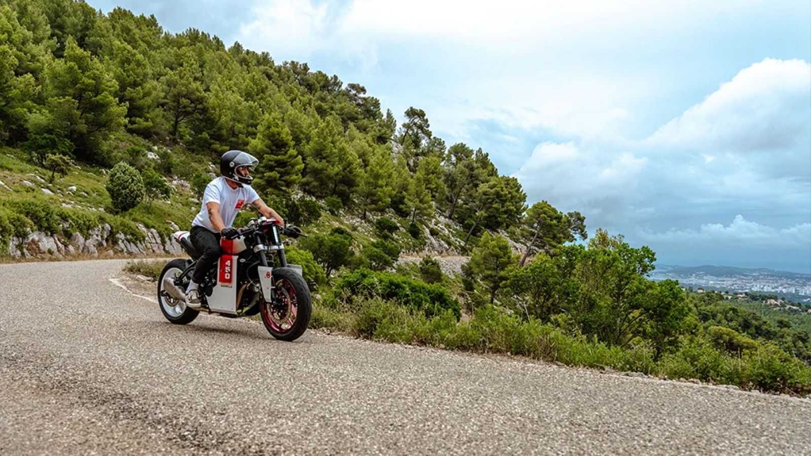 Royal Enfield Guerilla 450 Ultra: Δυστοπικό caferacer με ελληνική πινελιά