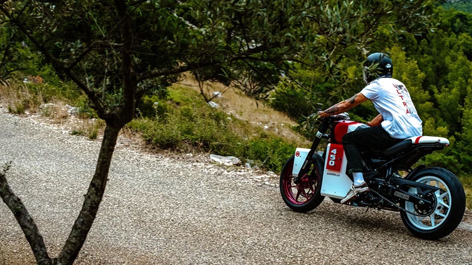 Royal Enfield Guerilla 450 Ultra: Δυστοπικό caferacer με ελληνική πινελιά