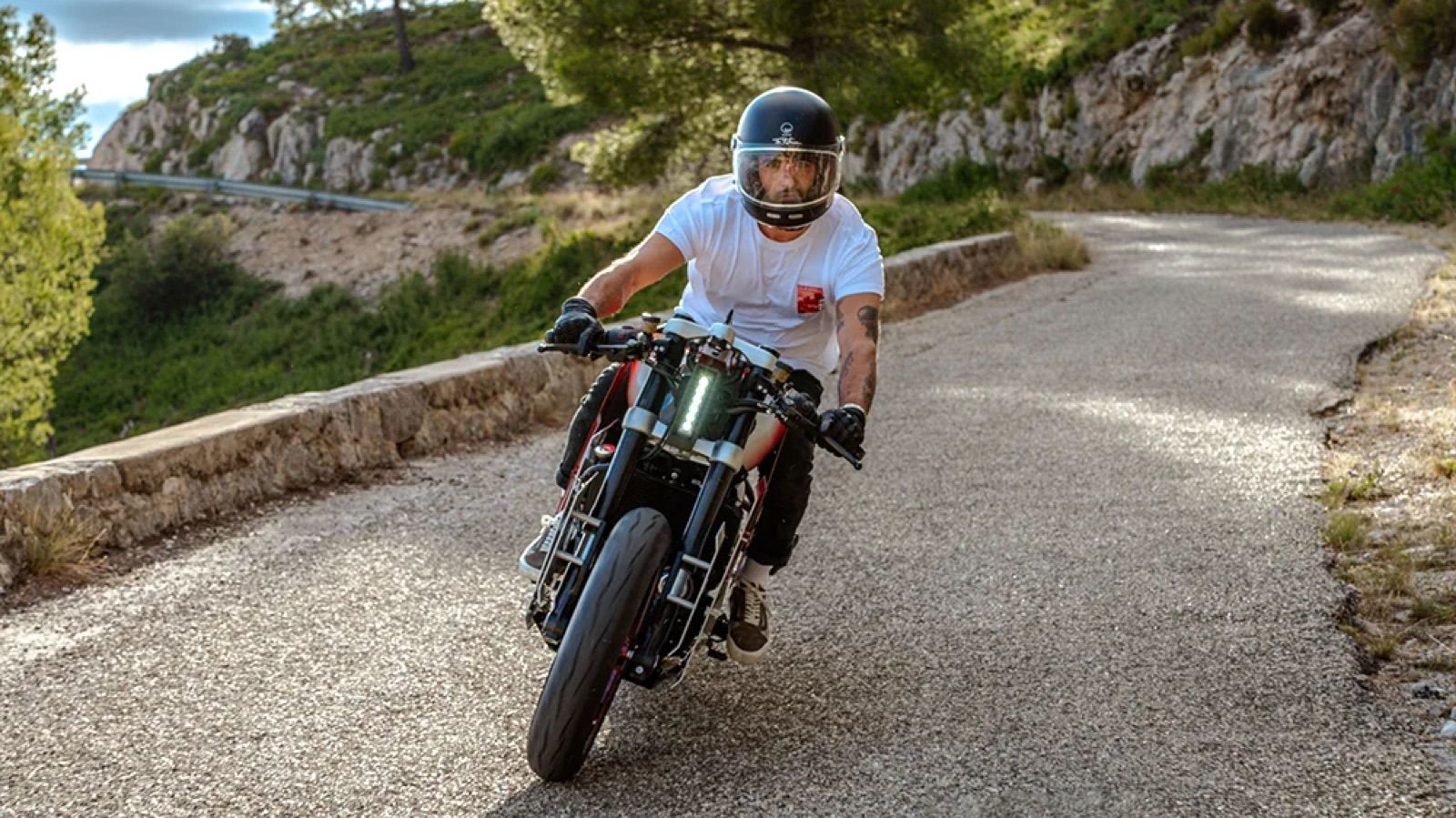 Royal Enfield Guerilla 450 Ultra: Δυστοπικό caferacer με ελληνική πινελιά