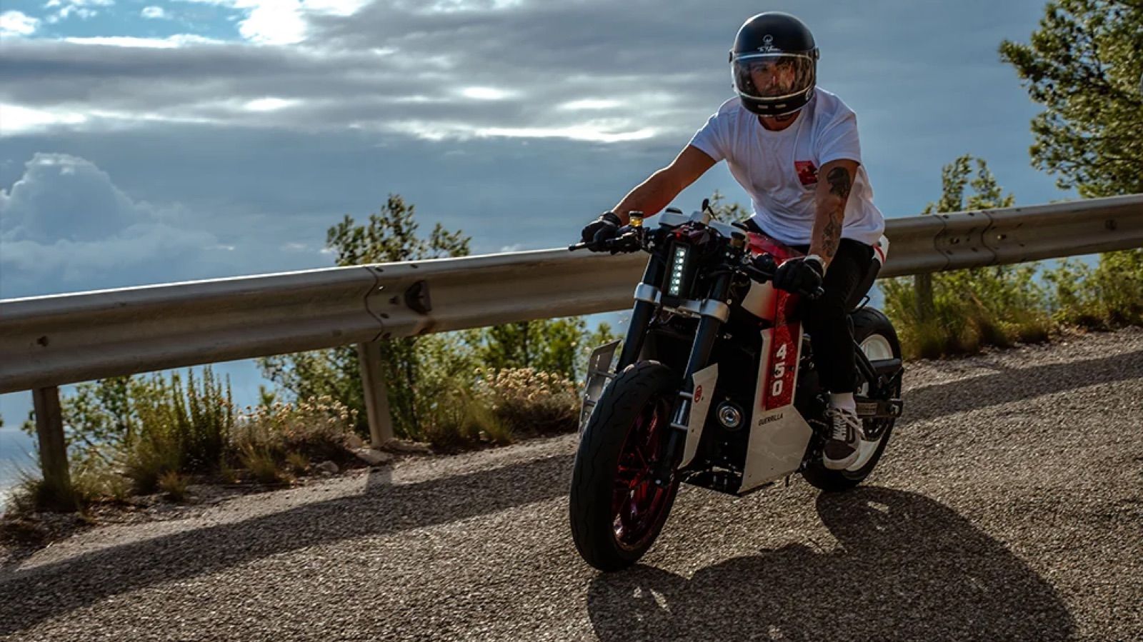 Royal Enfield Guerilla 450 Ultra: Δυστοπικό caferacer με ελληνική πινελιά