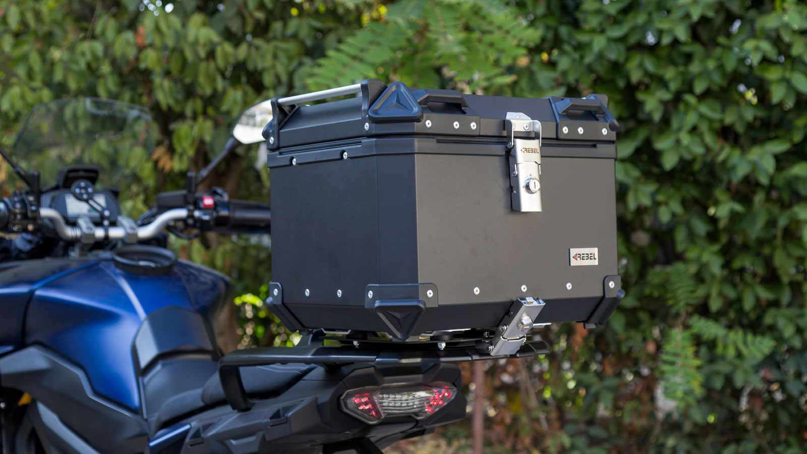 Η βαλίτσα αλουμινίου της Rebel έχει χωρητικότητα 45 λίτρων, μία ανθεκτική κατασκευή και κλειδαριές ασφαλείας. 