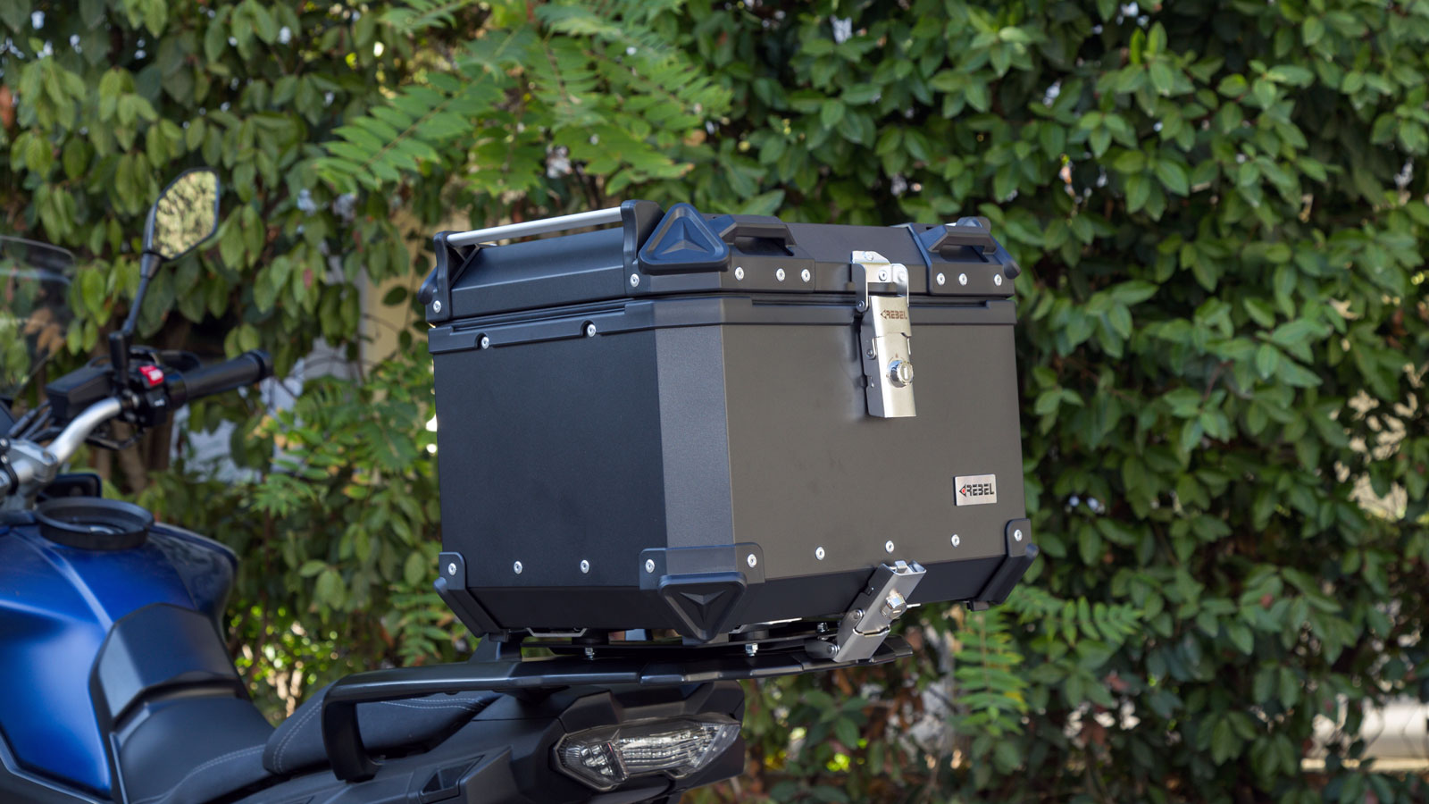 Με χωρητικότητα 45 λίτρων μπορείς εύκολα να τοποθετήσεις στην Rebel MP-R1745BLK ένα Full-Face, ανοιγόμενο ή ακόμα και Adventure τύπου κράνος. 