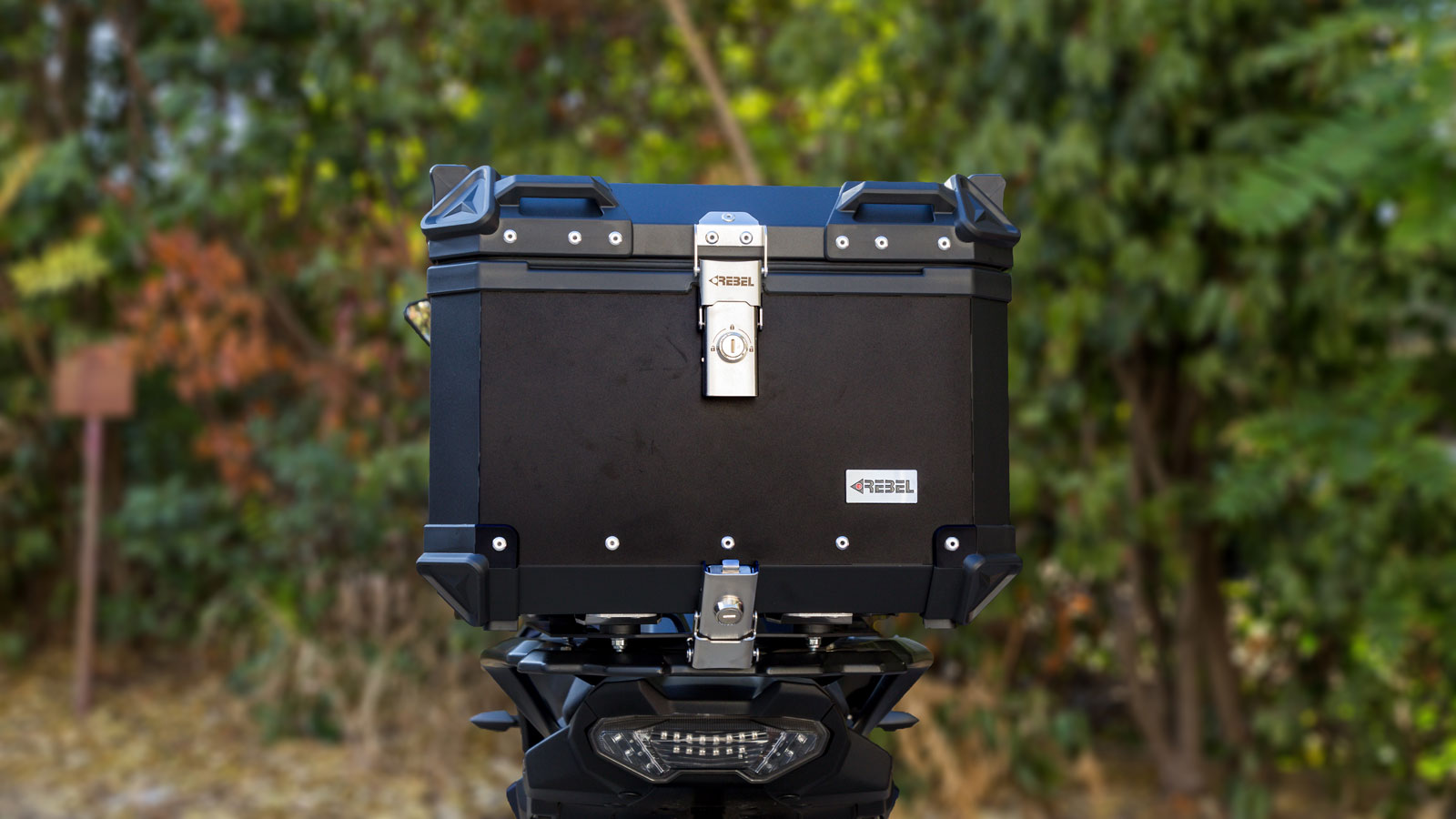 Test βαλίτσα αλουμινίου Rebel: 45 λίτρα σε ανθεκτική κατασκευή