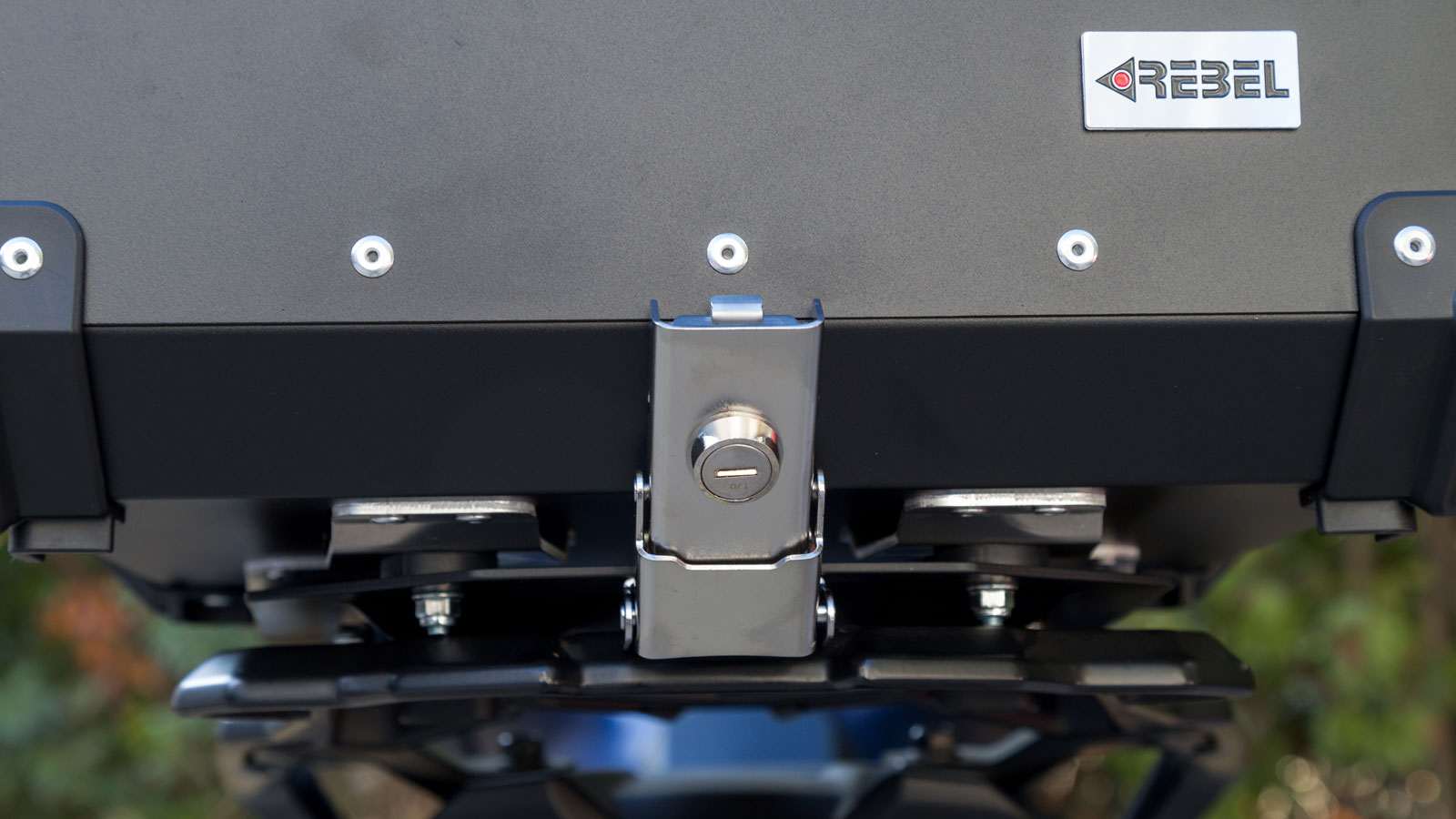 Η Rebel MP-R1745BLK διαθέτει μία κλειδαριά ασφαλείας από ανοξείδωτο ατσάλι, που συνδέει την βαλίτσα με την μεταλλική πλάκα επάνω στην σχάρα της μοτοσυ