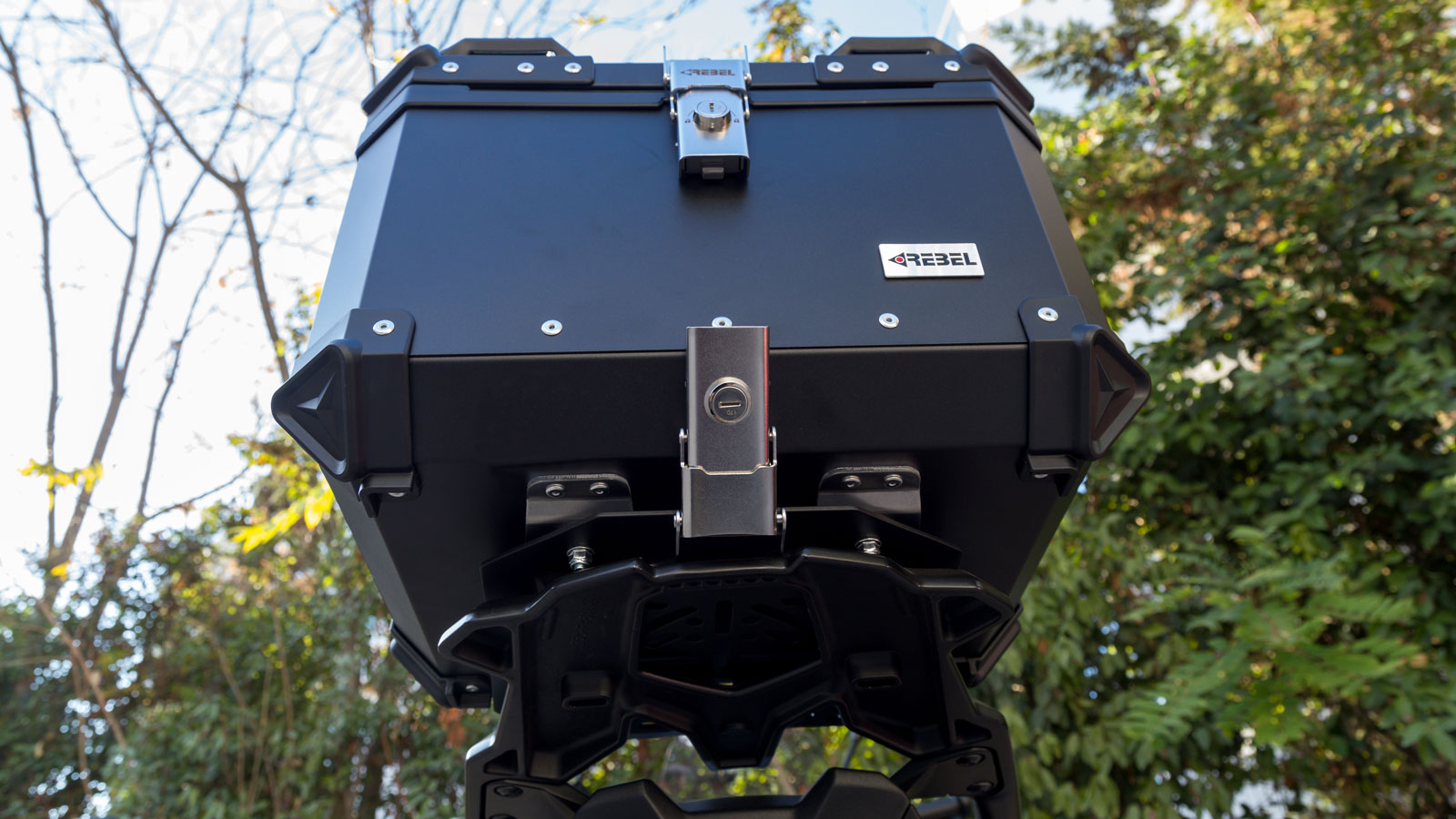 Test βαλίτσα αλουμινίου Rebel: 45 λίτρα σε ανθεκτική κατασκευή