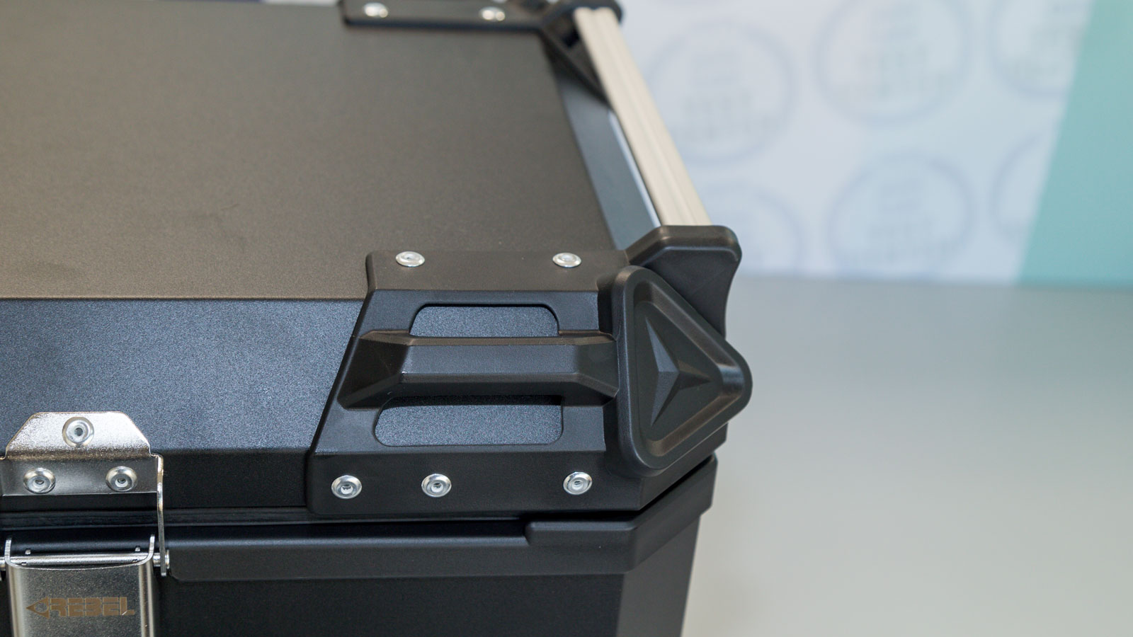 Τα πιαστράκια σε όλες τις πλευρές της Rebel MP-R1745BLK, θα σου επιτρέψουν να προσδέσεις επάνω της ακόμα περισσότερα αντικείμενα. 