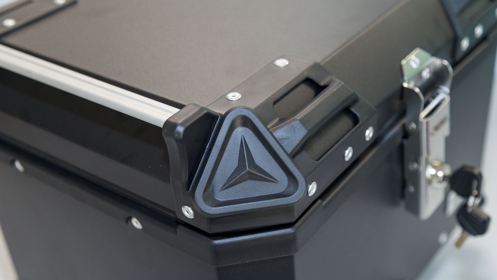 Οι ενισχυμένες γωνίες της Rebel MP-R1745BLK θα φροντίσουν ώστε ακόμα και σε ενδεχόμενο πτώσης να κρατηθούν ασφαλή τα αντικείμενά σας. 