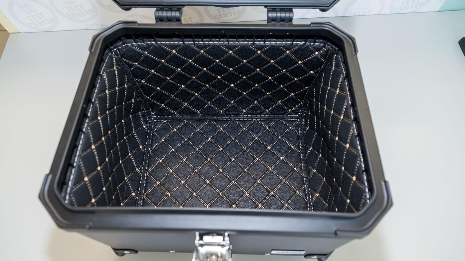 Η εσωτερική επένδυση της Rebel MP-R1745BLK, ντύνεται με δερματίνη υψηλής ποιότητας, που όχι μόνο έχει πιο ευχάριστη αίσθηση στην αφή και προστατεύει τ