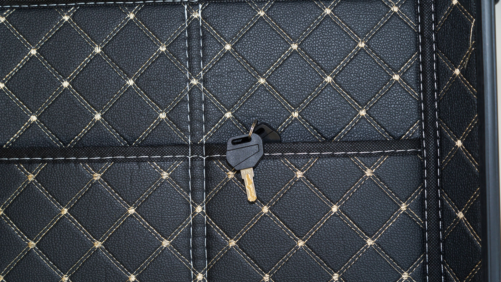 Η Rebel MP-R1745BLK έρχεται με δύο κλειδιά, αλλά και έναν κωδικό με τον οποίο μπορείς να φτιάξεις καινούριο κλειδί εάν χάσεις και τα 2. 