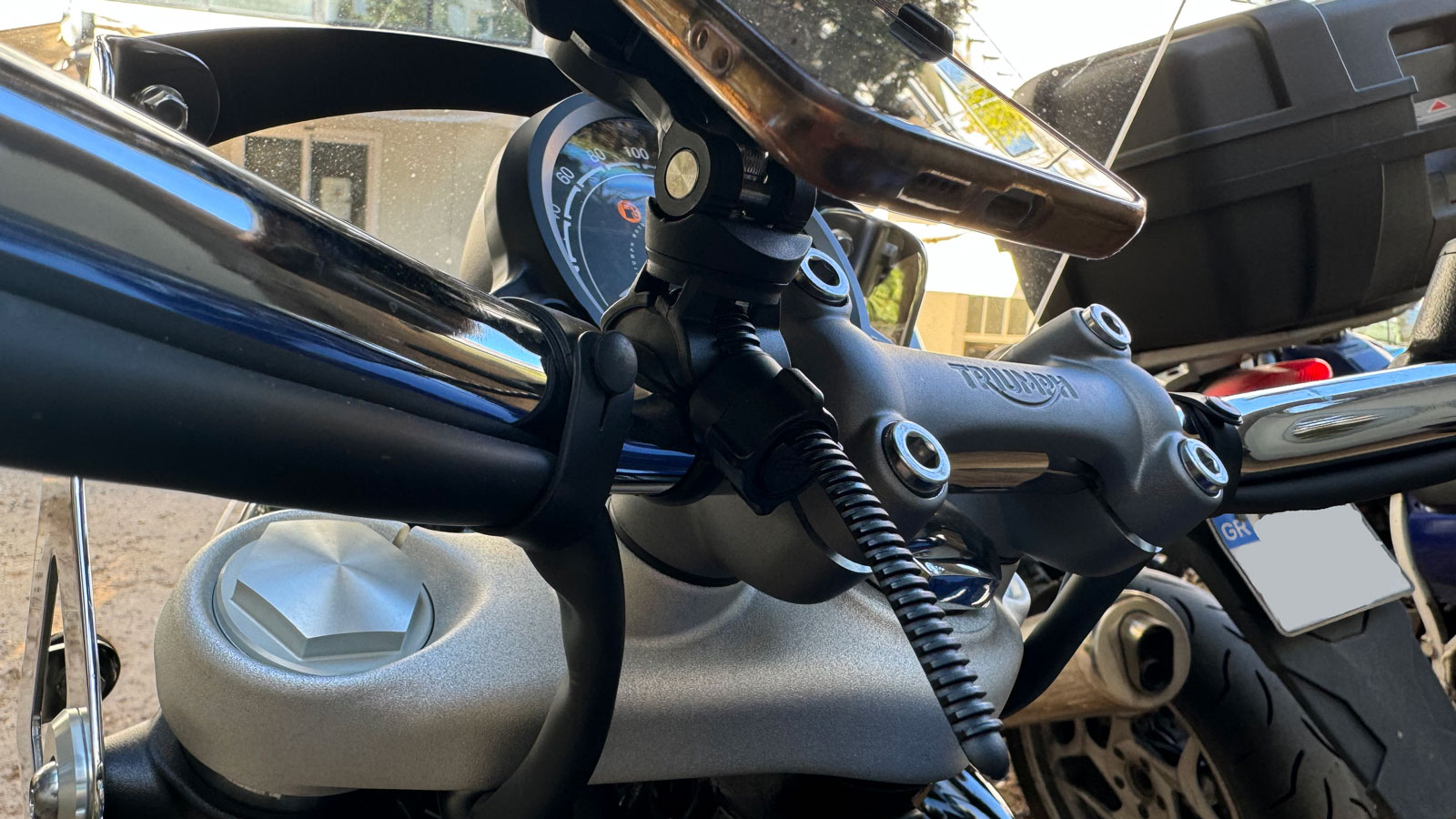 Μπορεί αυτή η μοτοσυκλέτα να έχει αρκετά μεγαλύτερης διαμέτρου τιμόνι, αλλά η βάση δεν παρουσιάζει κανένα απολύτως πρόβλημα στην πρόσδεση.