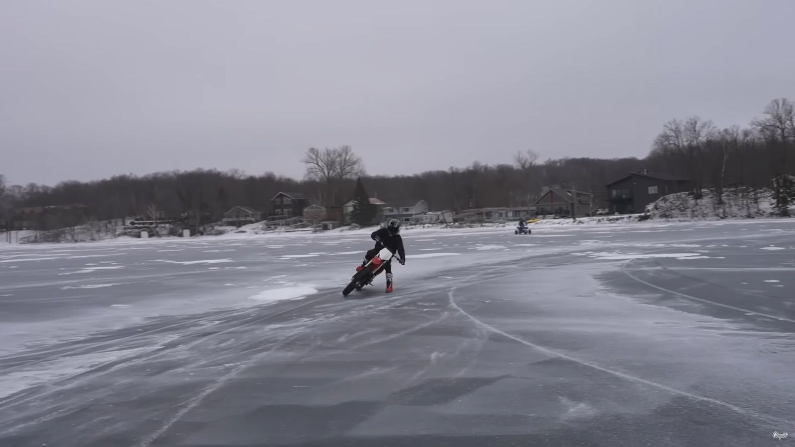 Οδήγηση σε πάγο που σπάει με Stark Varg: Σαν σκηνές από ταινία δράσης (+video)