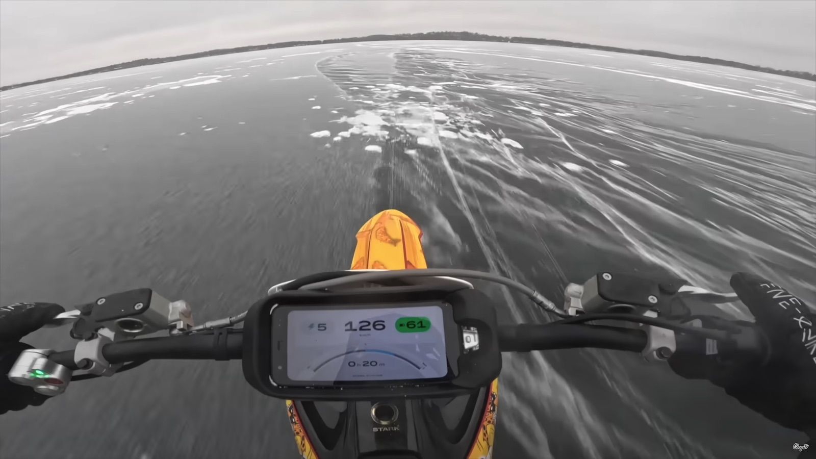 Οδήγηση σε πάγο που σπάει με Stark Varg: Σαν σκηνές από ταινία δράσης (+video)