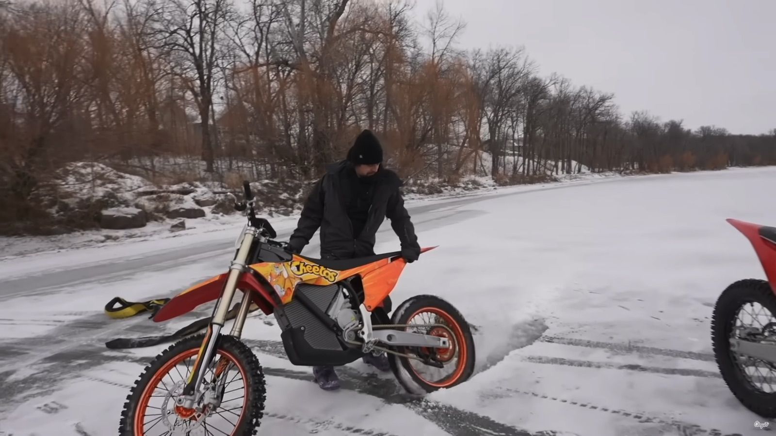 Οδήγηση σε πάγο που σπάει με Stark Varg: Σαν σκηνές από ταινία δράσης (+video)