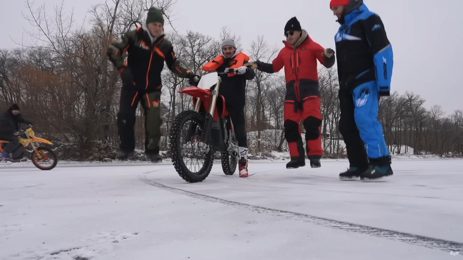 Οδήγηση σε πάγο που σπάει με Stark Varg: Σαν σκηνές από ταινία δράσης (+video)