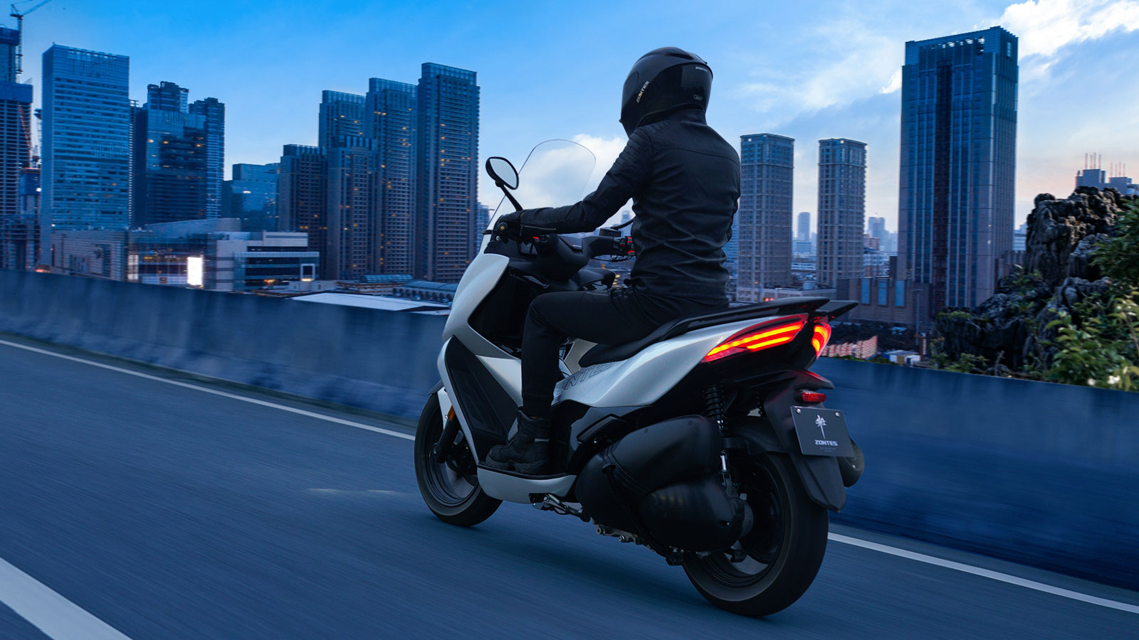 Η μοντέρνα πίσω όψη του D350 με τα LED φανάρια