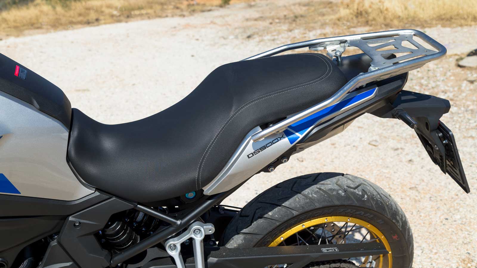 Σέλα δύο επιπέδων με ύψος 825 χιλιοστών.