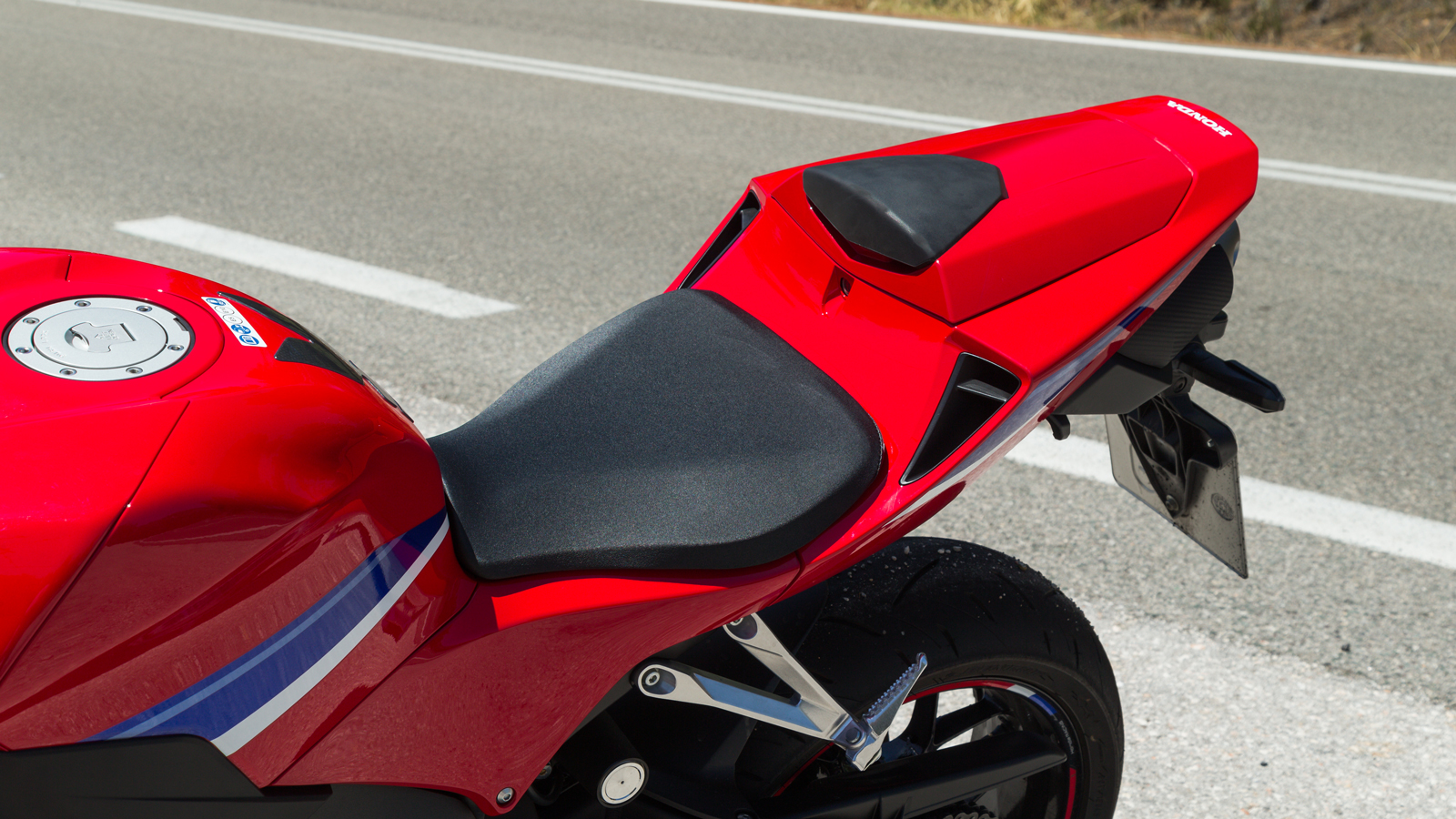 Τα πράγματα για το συνεπιβάτη είναι ελαφρώς δύσκολα, ενώ το καπάκι του μονόσελου, υπενθυμίζει την προτίμηση του CBR στη μοναχικότητα.