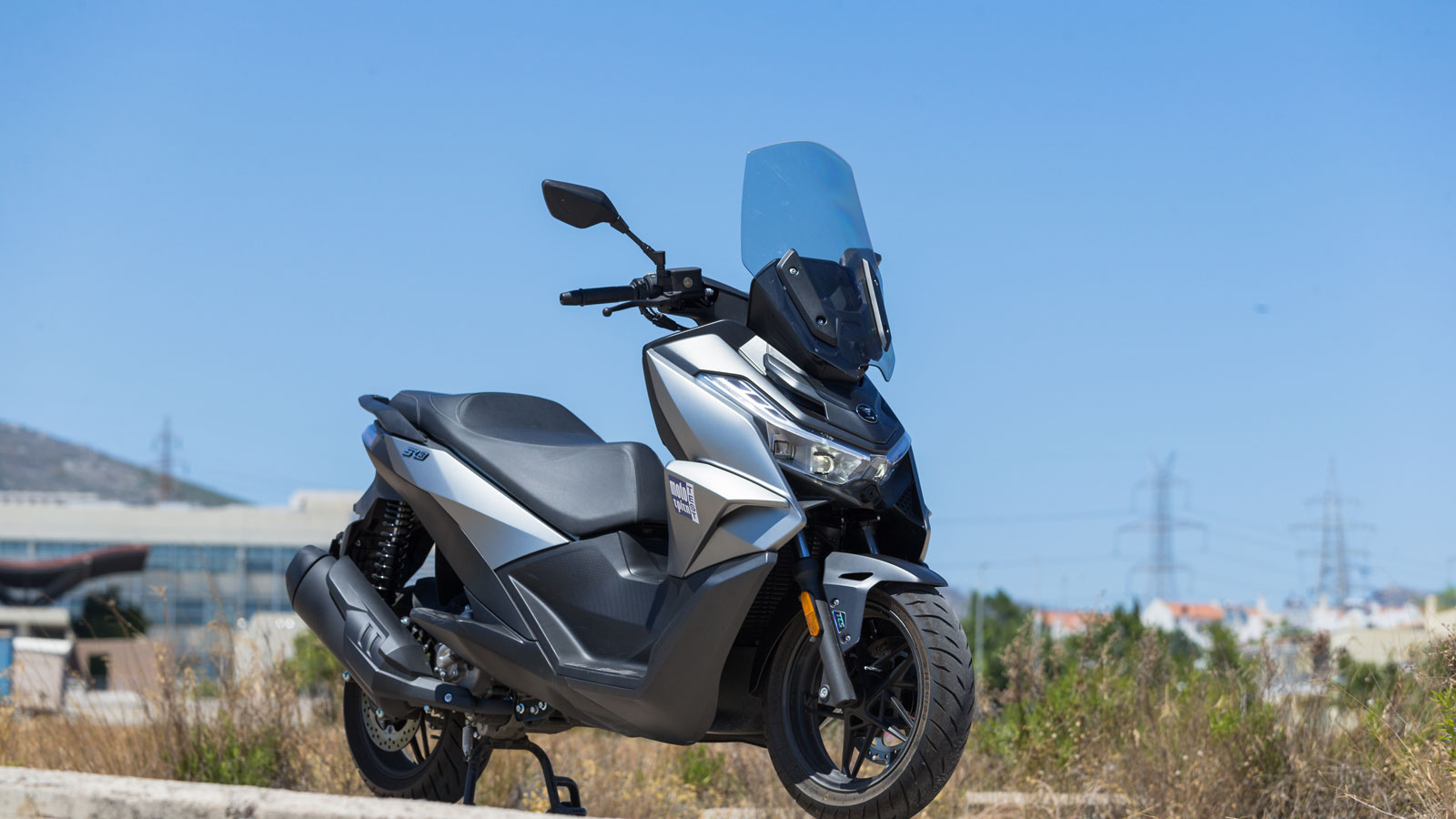 Το Voge SR3 συνεχίζει την αισθητική γλώσσα της οικογένειας SR, με έντονες γωνίες, μεγάλο εμπρός φέρινγκ και LED φωτιστικά σώματα που ενισχύουν τη δυνα