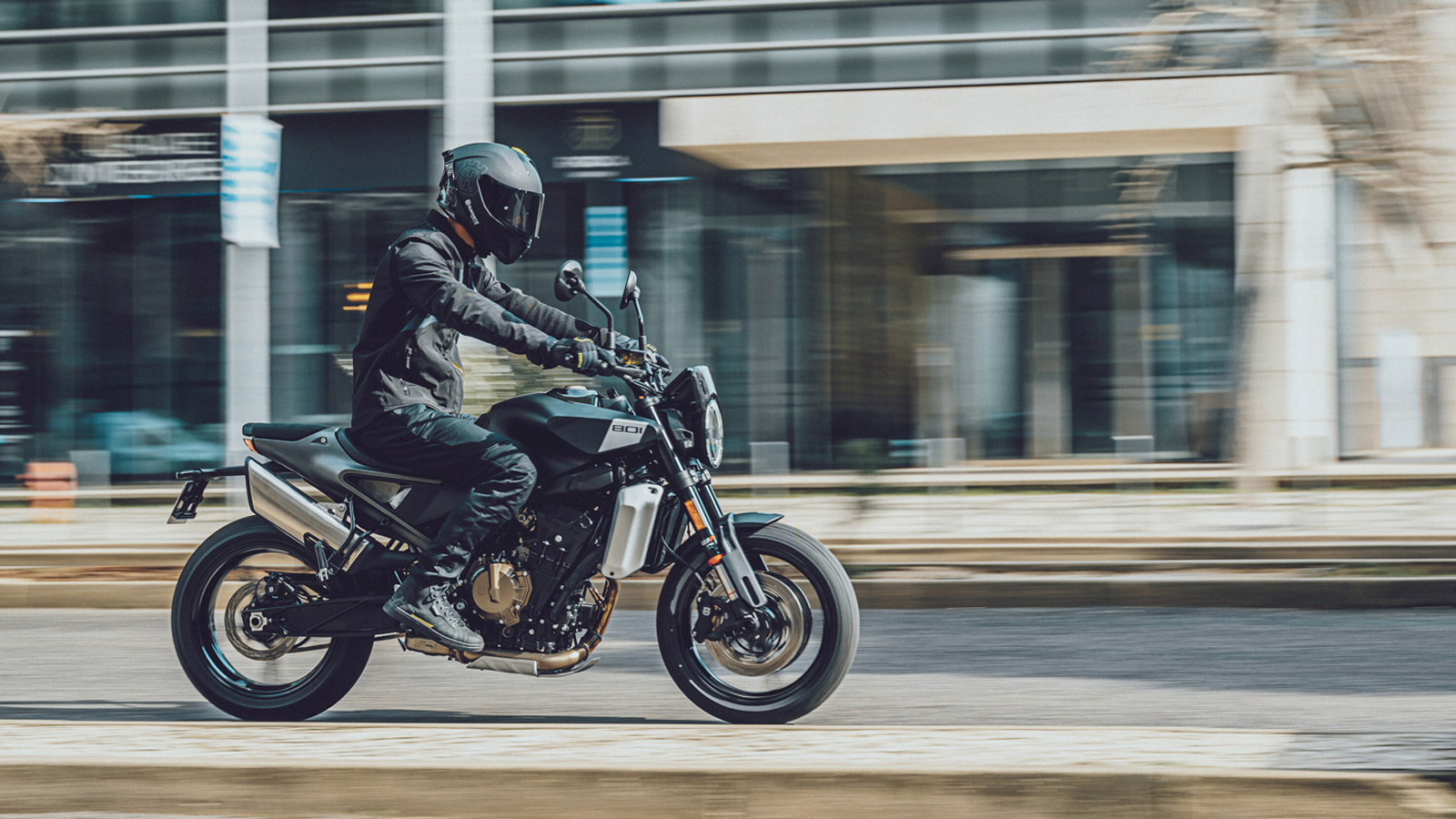 Husqvarna Svartpilen 801: Tα χαρακτηριστικά του μαύρου δικύλινδρου βέλους