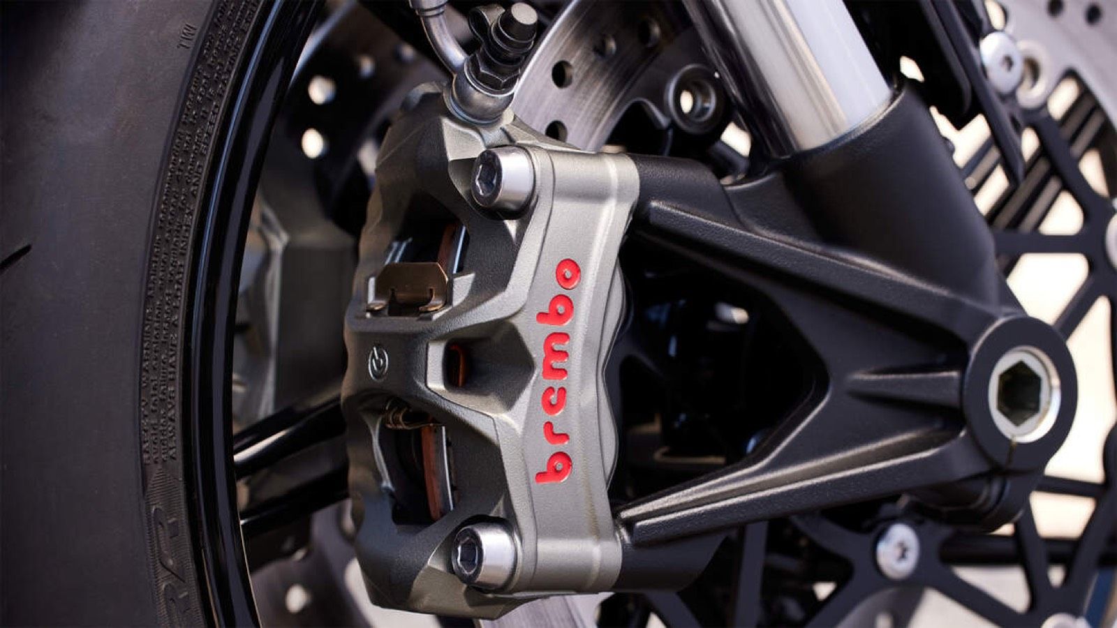 Triumph Speed Twin 1200: Ταχύτερη με 105 ίππους και έκδοση RS με Ohlins