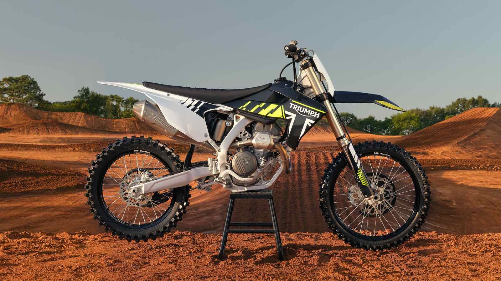 Το Triumph TF 250-X μέσα στο πεδίο μάχης του Call of Duty: Warzone