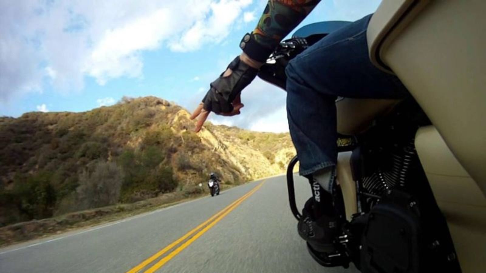 Τι σημαίνουν για τους μοτοσυκλετιστές τα δύο δάχτυλα κάτω;