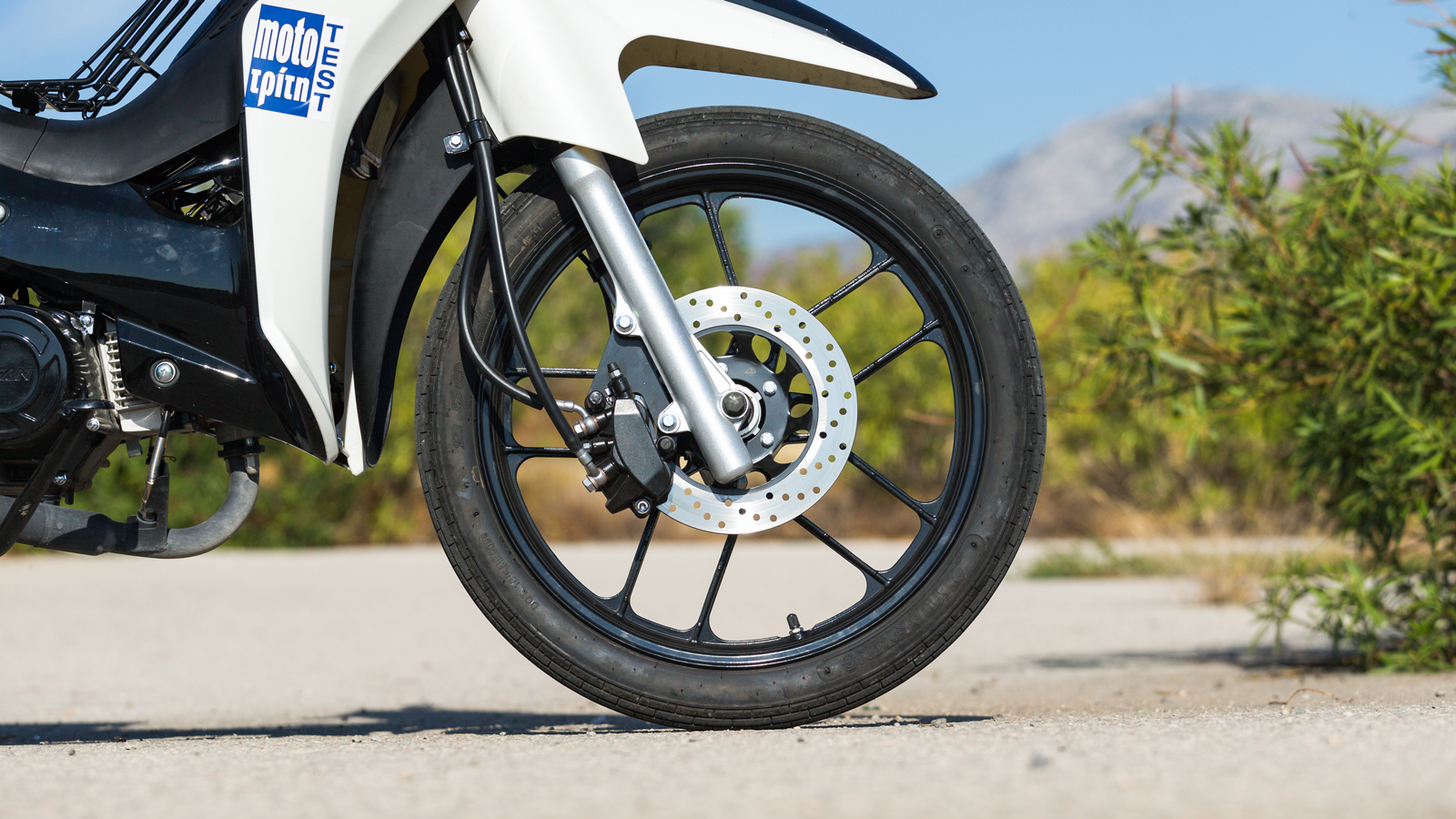 Το φρενάρισμα αναλαμβάνουν ένας δίσκος 220mm μπροστά και ένας δίσκος 190mm πίσω, με σύστημα συνδυασμένης πέδησης (CBS).