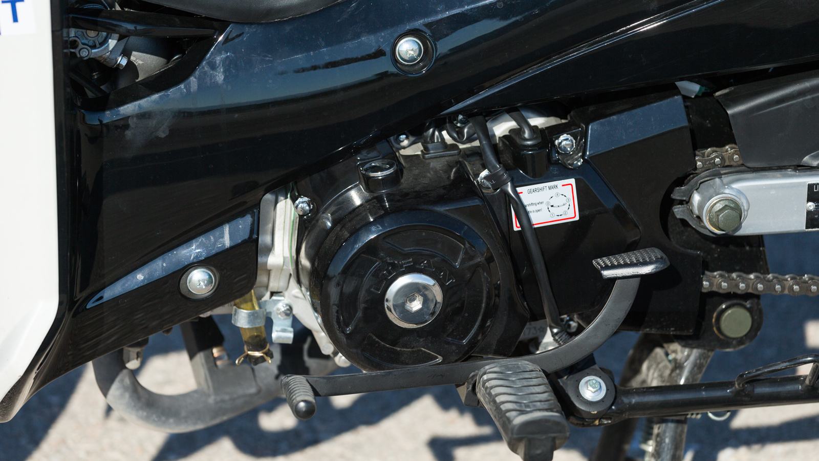 Καλύπτει τις προδιαγραφές Euro5 και εφοδιάζεται τόσο με μίζα όσο και με μανιβέλα.