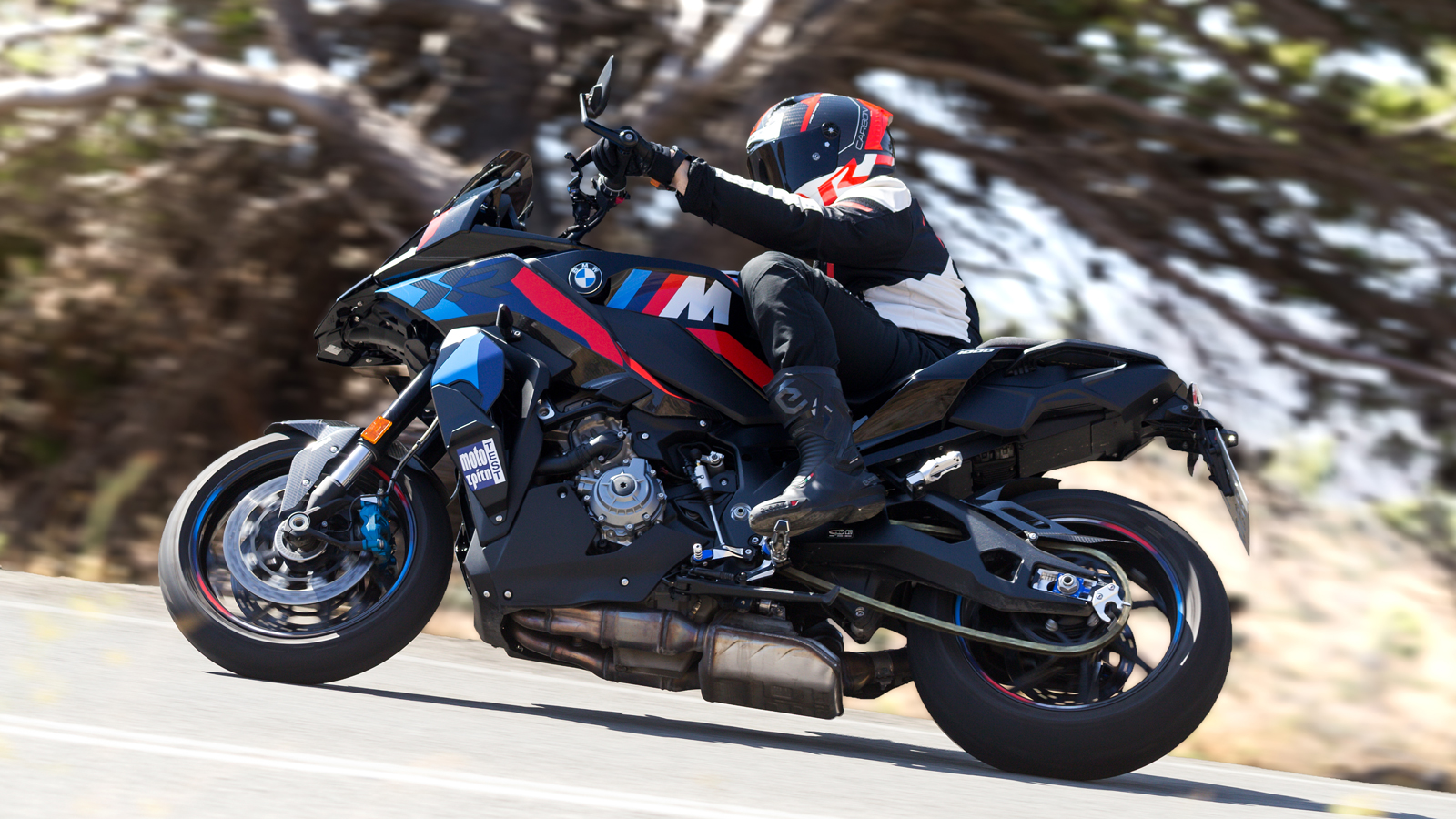 Pετάγεται σα βέλος και συνεχίζει ακλόνητο και αγέρωχο μέχρι την τελική του λίγο πάνω από τα 290χλμ./ώρα.