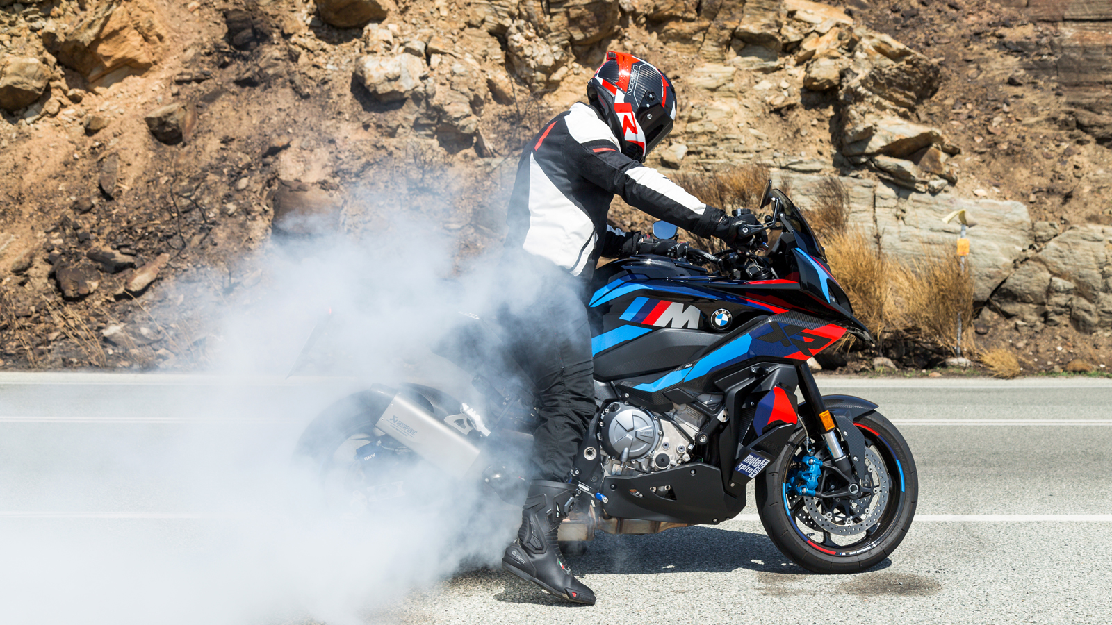 Ωμή δύναμη και επιδόσεις από τη μία και τουριστική άνεση από την άλλη.