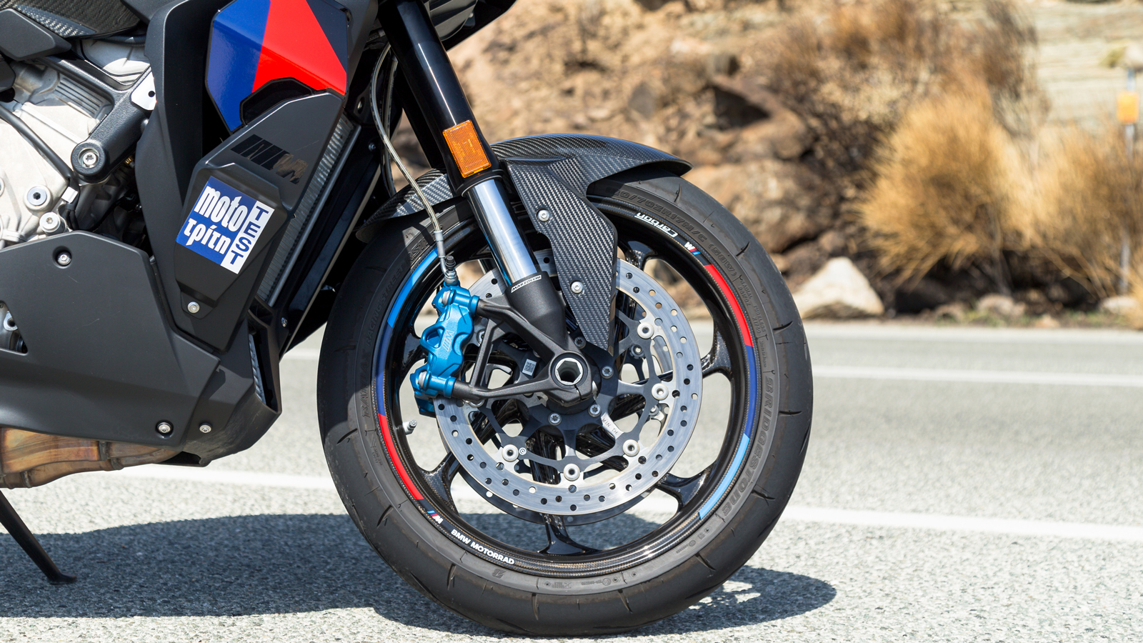 Οι αναρτήσεις είναι ηλεκτρονικά ελεγχόμενες και ρυθμίζονται σε πραγματικό χρόνο μέσω του μενού επιλογών της οθόνης. 