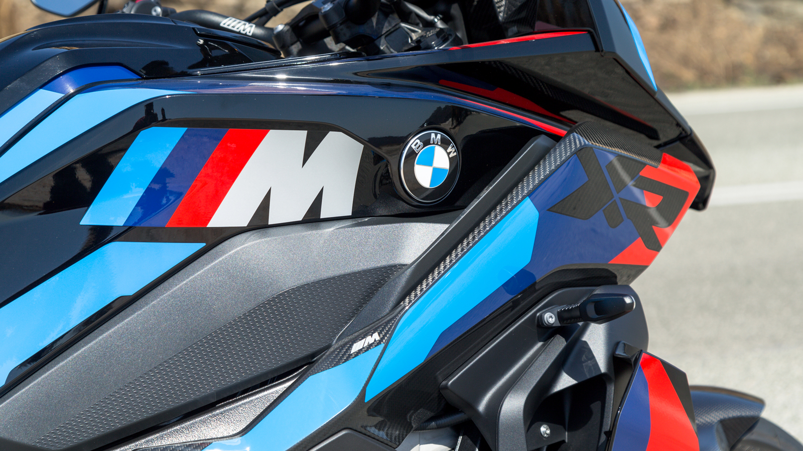 To πακέτο M Competition αναβαθμίζει την αισθητική του μοντέλου με εκτεταμένη χρήση carbon, μεταξύ άλλων και στα πλαϊνά τμήματα του φέρινγκ.