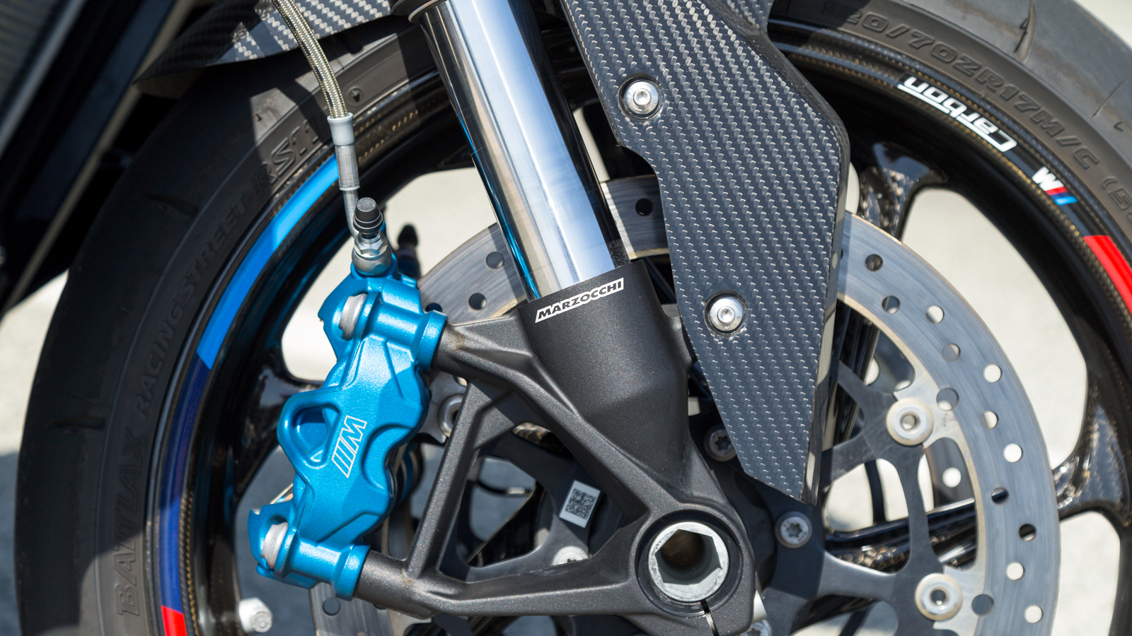 Οι ακτινικές τετραπίστονες δαγκάνες  με το μπλε ανοδιωμένα καπάκια και το λογότυπο Μ προέρχονται από τη Nissin.