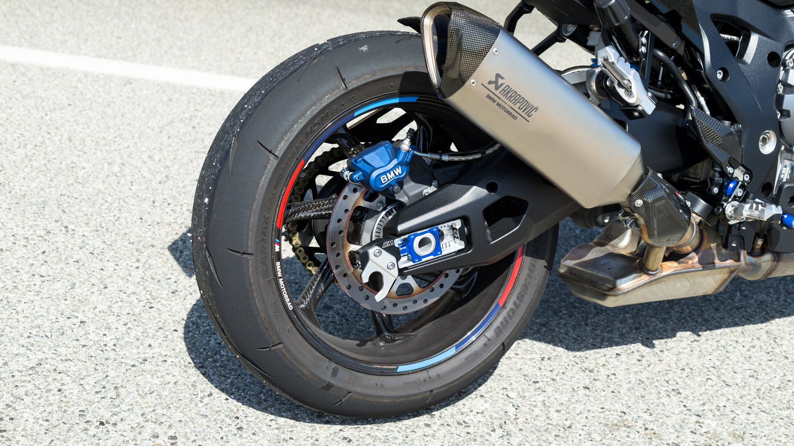 Παρά τις Euro5+ προδιαγραφές, το τελικό της Akrapovic παράγει δυνατό βαθύ ήχο στις επιταχύνσεις και σκασίματα στο κλείσιμο του γκαζιού.