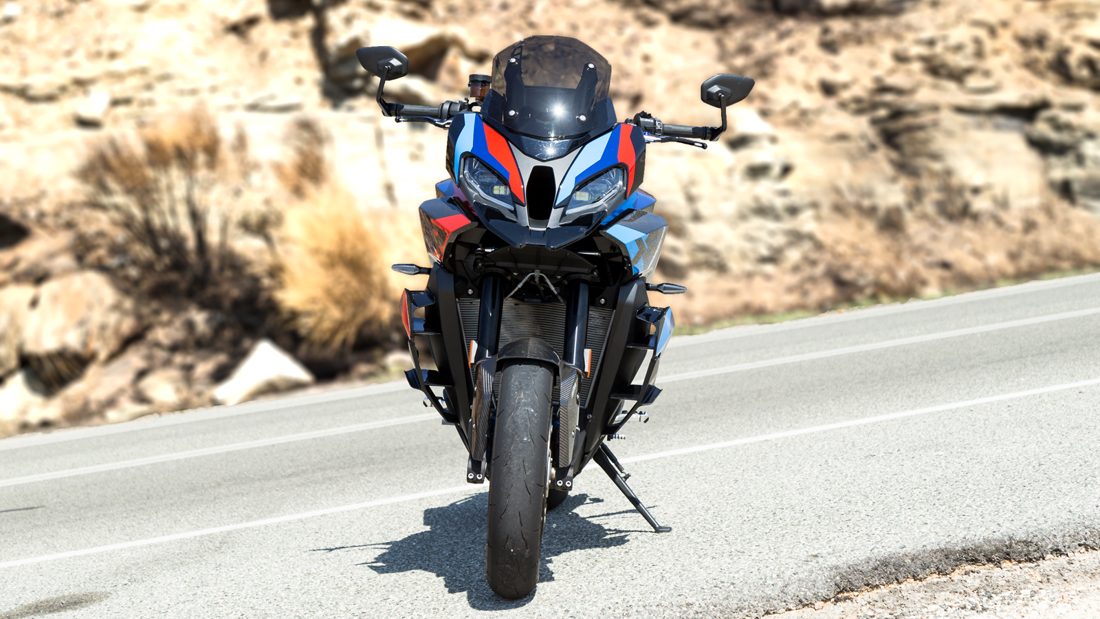 Αγριεμένη και επιθετική όψη που κάνει έκδηλη την αγωνιστική καταγωγή της BMW.