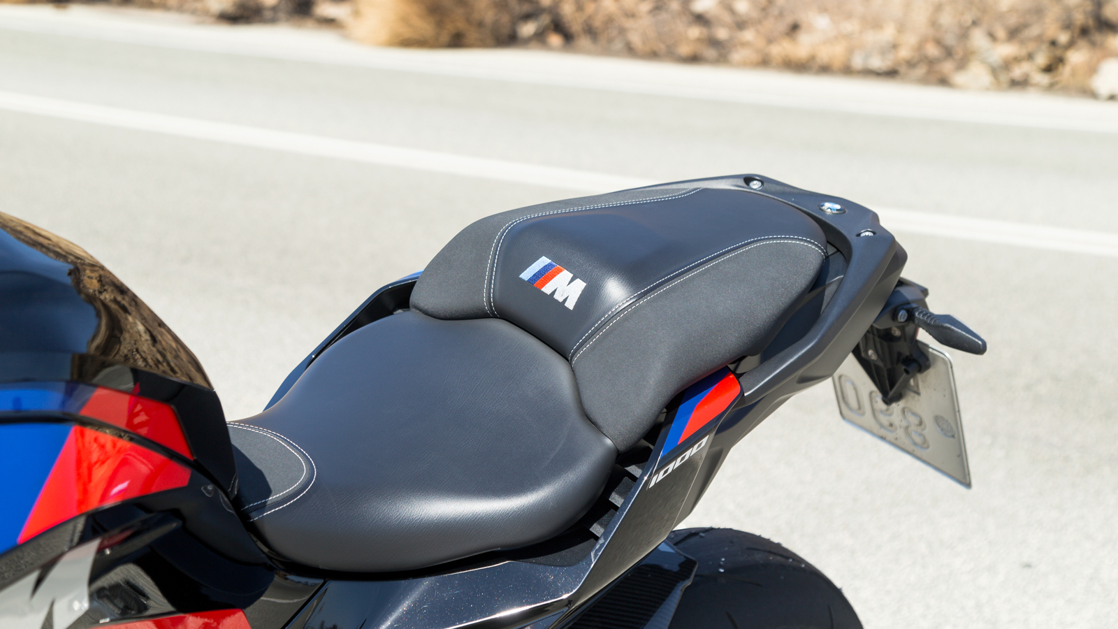 Μαλακή σέλα με ραμμένο λογότυπο Μ.