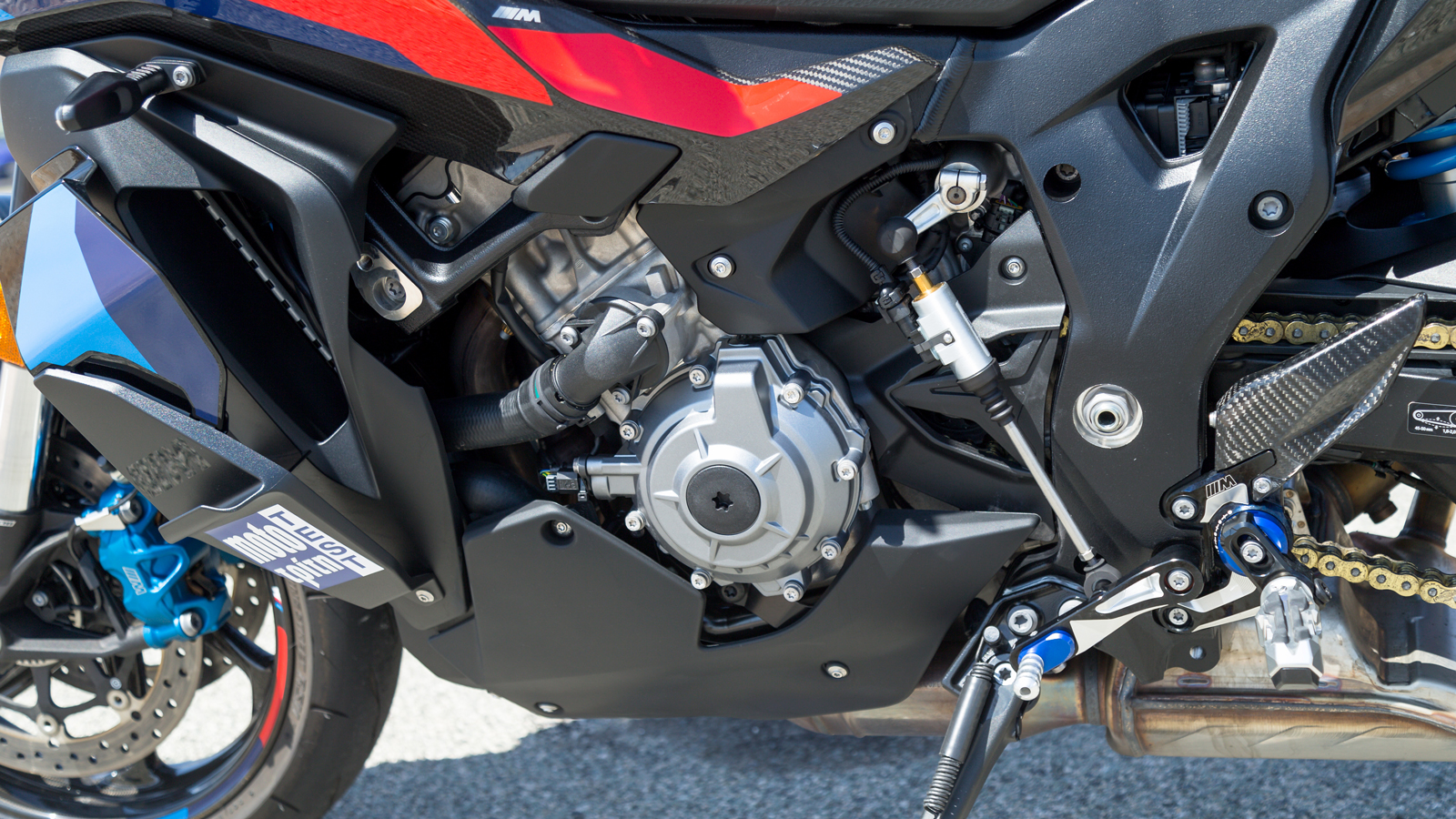 Quickshifter δύο κατευθύνσεων για αστραπιαίες αλλαγές, με τις τρεις τελευταίες σχέσεις 4η, 5η και 6η έχουν κοντύνει για καλύτερη επιτάχυνση.