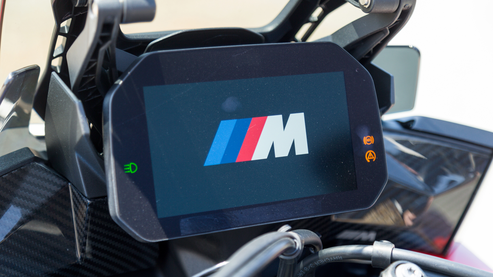 Το κόκπιτ ενεργοποιείται με το λογότυπο Μ...