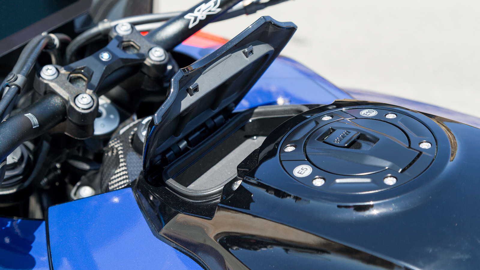 Νότα πρακτικότητας το ντουλαπάκι για μικροαντικείμενα.